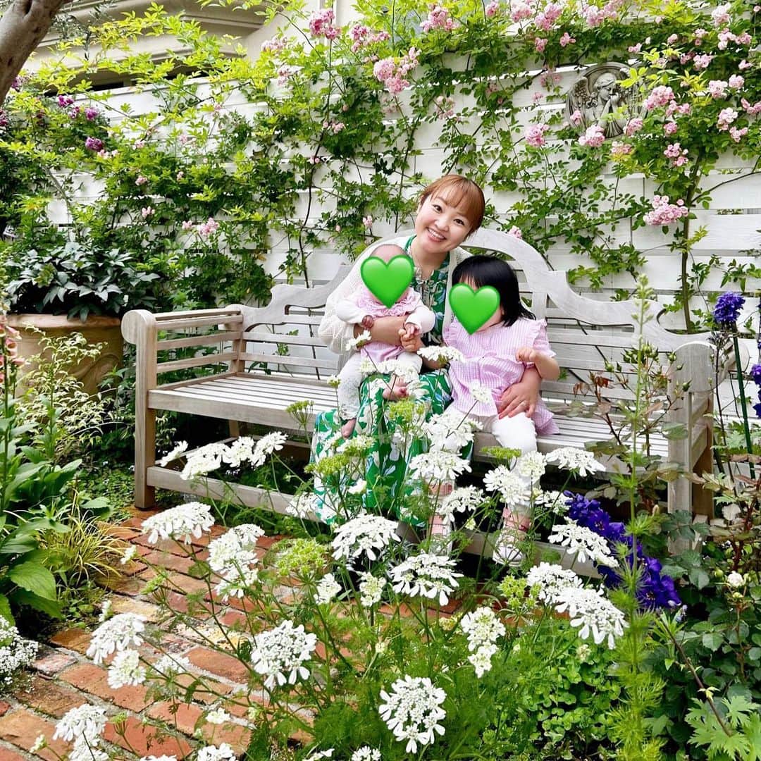 のインスタグラム：「💚毎年10/6は「世界脳性まひの日」です💚  明日は都庁をはじめ、全国いろいろな施設がシンボルカラーのグリーンでライトアップされるようです💚(東京都のHPから画像お借りしました)  私はこの春にインスタをはじめてから みんなに長女の日常を知ってもらえるようになったことが何より嬉しいし、 応援の声がとっても励みになっています‼️ いつもありがとう😊💕 これからもどうぞよろしくね💚  #緑の中で緑のワンピ💚 #WarmGreenDay #脳性まひの日 #世界脳性まひの日  @getintouch_official さんのアカウントをご覧いただくと詳しくわかると思います😊💚  👶 #ちなみに　#次女ちゃんニュース　#この写真の時より　#耳横の髪の毛ちゃんだいぶ生えてきた❤️」