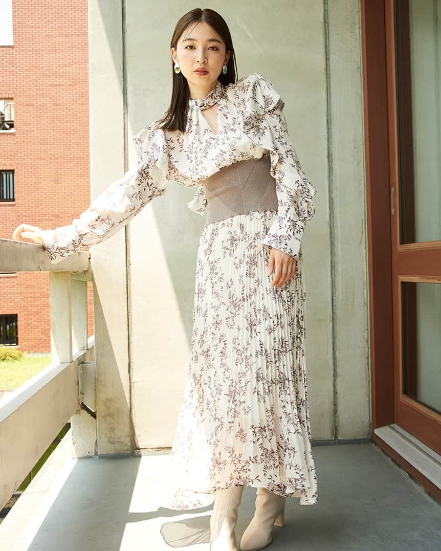 snidelのインスタグラム：「領口開衩的小心機設計， 腰部加入羅紋針織拼接，收腰版型突顯身體輪廓。無論從哪個角度看都女人味十足。  腰部針織拼接印花連衣裙  SWFO234016 Color: IVR GRY  Size:0, 1   ━━━━━━━━━━━━━━ \網店、門市同步/ ✨Autumn Festival 秋季新品2件85折   Link in Bio ✨  #SNIDELHK  #Autumn #OL #skirt #dress #onepiece #連衣裙」