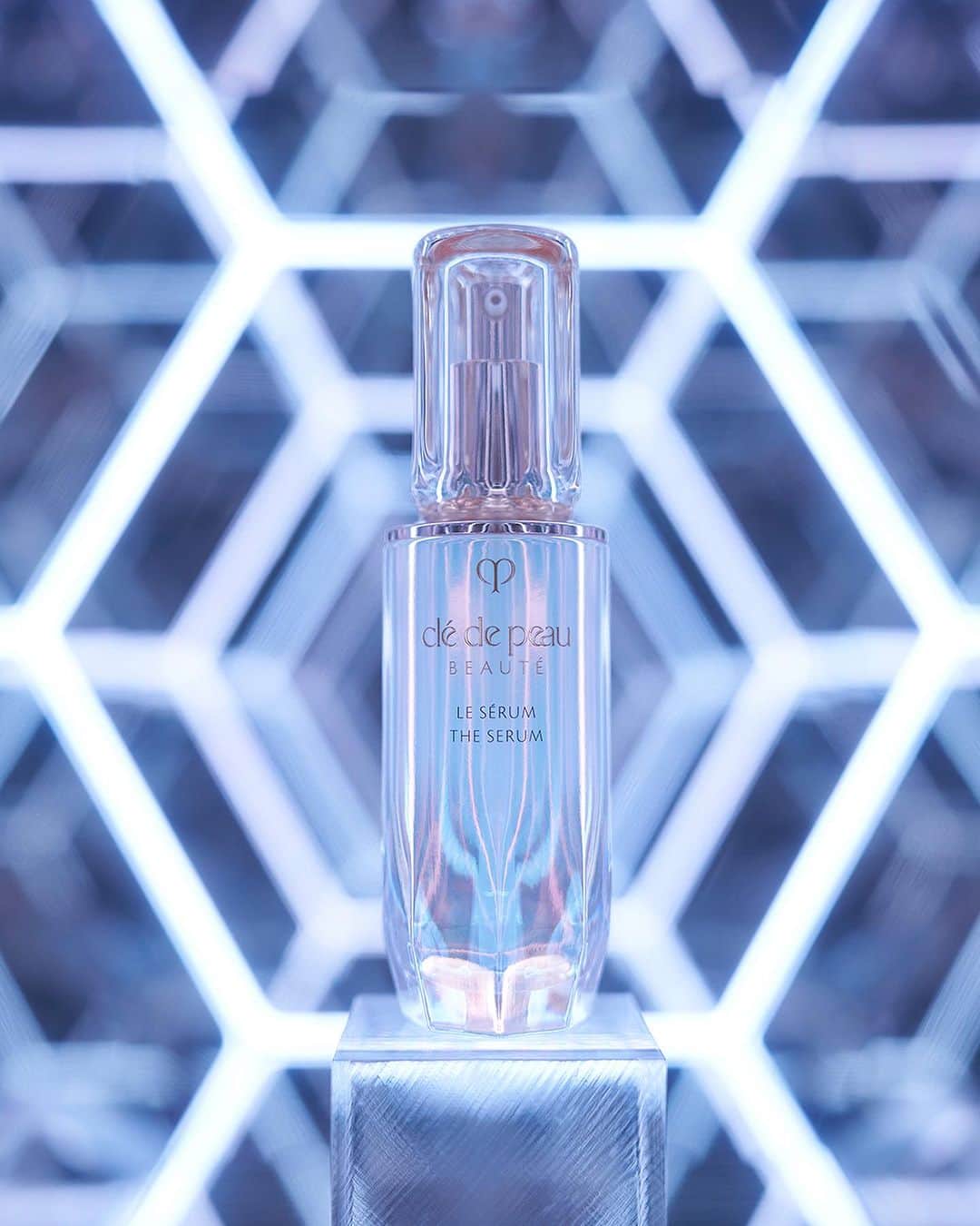 Clé de Peau Beauté Officialのインスタグラム：「Ever since its launch 10 years ago, #TheSerum has continuously won fans over with its luxurious and highly effective formulation. As the first step in the #KeyRadianceCare routine, The Serum activates #SkinIntelligence–your skin’s innate ability to distinguish between positive and negative stimuli–and sets the stage for the rest of your beauty ritual.   10年前の発売以来、輝きを生み出すセラムとしてファンの方々にご好評いただいているクレ・ド・ポー ボーテ #ルセラム （医薬部外品）。キーラディアンスケアの最初のステップであるル・セラムは、 #肌の知性 *に着目した独自成分、スキンイルミネイター（保湿・整肌）配合。瞬時に肌へなじみ、なめらかさを極めたふっくらやわらかな肌へ導きます。  *「肌の知性」とは、すべての人が生まれながらにそなえている、生涯美しい輝きを保ち続けるための鍵です。」