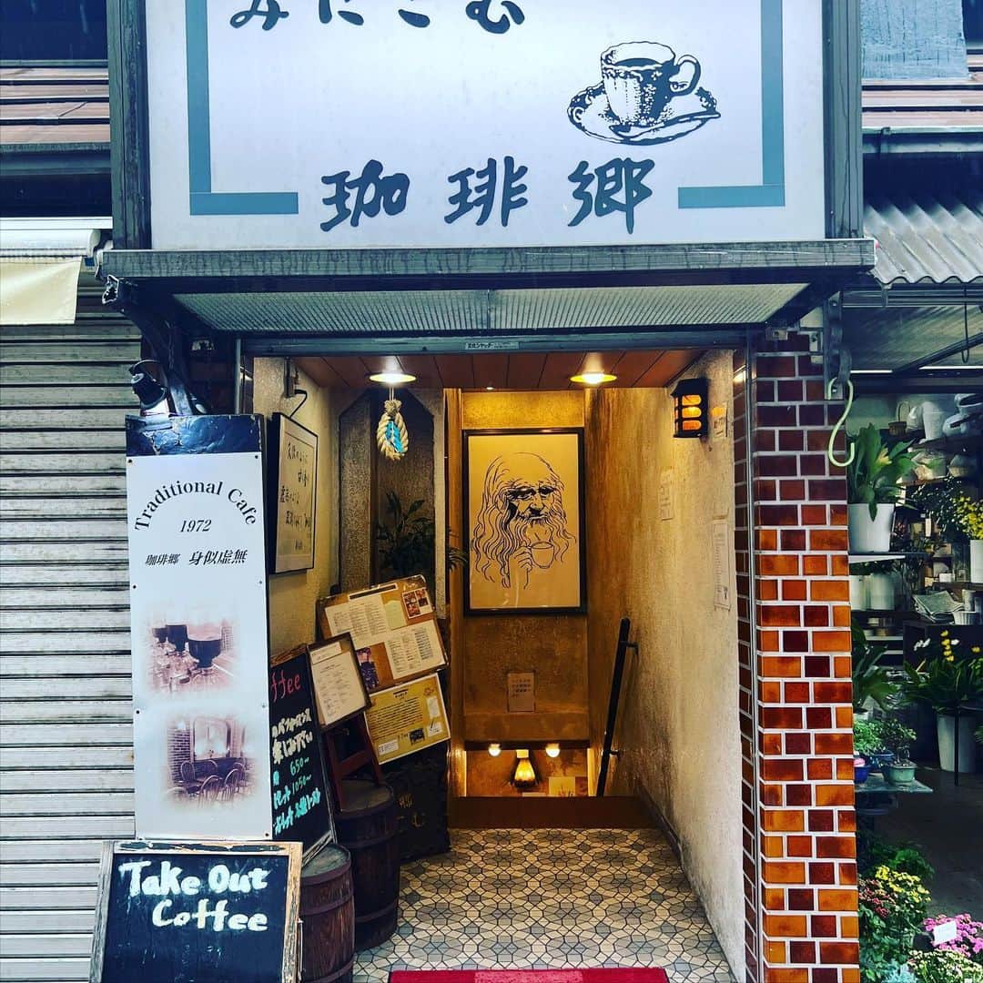 松尾貴史さんのインスタグラム写真 - (松尾貴史Instagram)「昨日は鎌倉である小部屋の内覧をして、ぶらぶら。 新しく出来たカレー屋さんでトマトカレー（美味い）を食べて、小町通りの珈琲郷「みにこむ」でいつもいただくコーヒーをば。  下北沢に戻って雑務、夕刻から活弁士の坂本頼光先生と、中野富士見町の中華「酒當」で餃子🥟やら麻婆春雨やら皮蛋豆腐やら。  すぐ隣のビルにある、山内圭哉丈が始めたバー「ニュー・サンナイ」でワイン🍷を飲みつつ、いろいろ画策。 その後、高円寺に移動して「ちんとんしゃん」で日本酒🍶を。  新宿駅で解散後、帰宅直前である俳優から連絡があり、映画のスタッフと3人で渋谷の「ツル」に行って、一体何時だと思ってるの。  #坂本頼光 #山内圭哉 #中野富士見町 #ニューサンナイ #高円寺 #ちんとんしゃん #渋谷 #ツル #4つの出鱈目と幽霊について #松尾貴史」10月5日 13時22分 - kitsch.matsuo