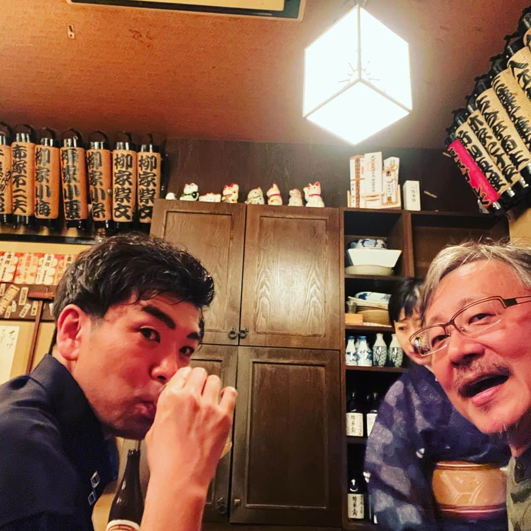 松尾貴史のインスタグラム：「昨日は鎌倉である小部屋の内覧をして、ぶらぶら。 新しく出来たカレー屋さんでトマトカレー（美味い）を食べて、小町通りの珈琲郷「みにこむ」でいつもいただくコーヒーをば。  下北沢に戻って雑務、夕刻から活弁士の坂本頼光先生と、中野富士見町の中華「酒當」で餃子🥟やら麻婆春雨やら皮蛋豆腐やら。  すぐ隣のビルにある、山内圭哉丈が始めたバー「ニュー・サンナイ」でワイン🍷を飲みつつ、いろいろ画策。 その後、高円寺に移動して「ちんとんしゃん」で日本酒🍶を。  新宿駅で解散後、帰宅直前である俳優から連絡があり、映画のスタッフと3人で渋谷の「ツル」に行って、一体何時だと思ってるの。  #坂本頼光 #山内圭哉 #中野富士見町 #ニューサンナイ #高円寺 #ちんとんしゃん #渋谷 #ツル #4つの出鱈目と幽霊について #松尾貴史」