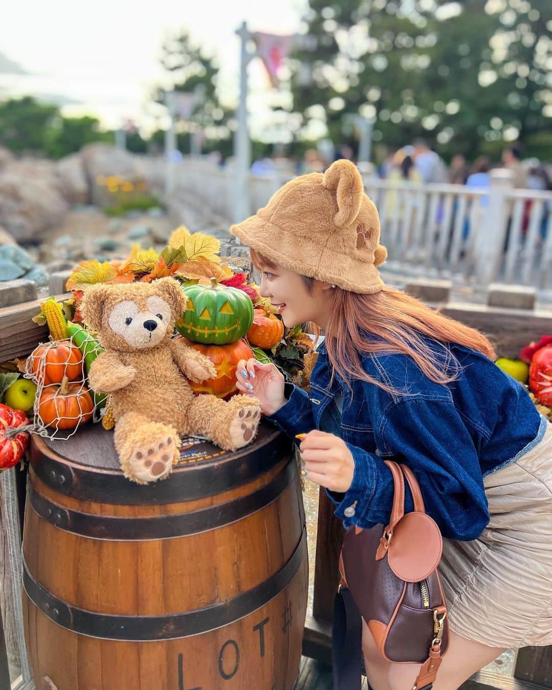 中島絢乃さんのインスタグラム写真 - (中島絢乃Instagram)「🧸🎃🍂  .  #ケープコッド に行ったら ダッフィーのフォトスポットあったよ🧸💞🎃  小さいサイズの ハロウィンカラーなかぼちゃたちに 囲まれるダッフィー 🧸🎃💭 かわいい🎃🎃🎃  .  ハロウィンのカラフルな感じ大好き、、🥹💞🎃 オレンジってかわいいよね🧡  〰〰〰️〰〰〰〰️〰 #disneysisters_jp ☜中島姉妹ディズニー投稿まとめ @nakajimasisters_jp ☜姉妹アカウント🎃」10月5日 13時27分 - nakajima_ayano