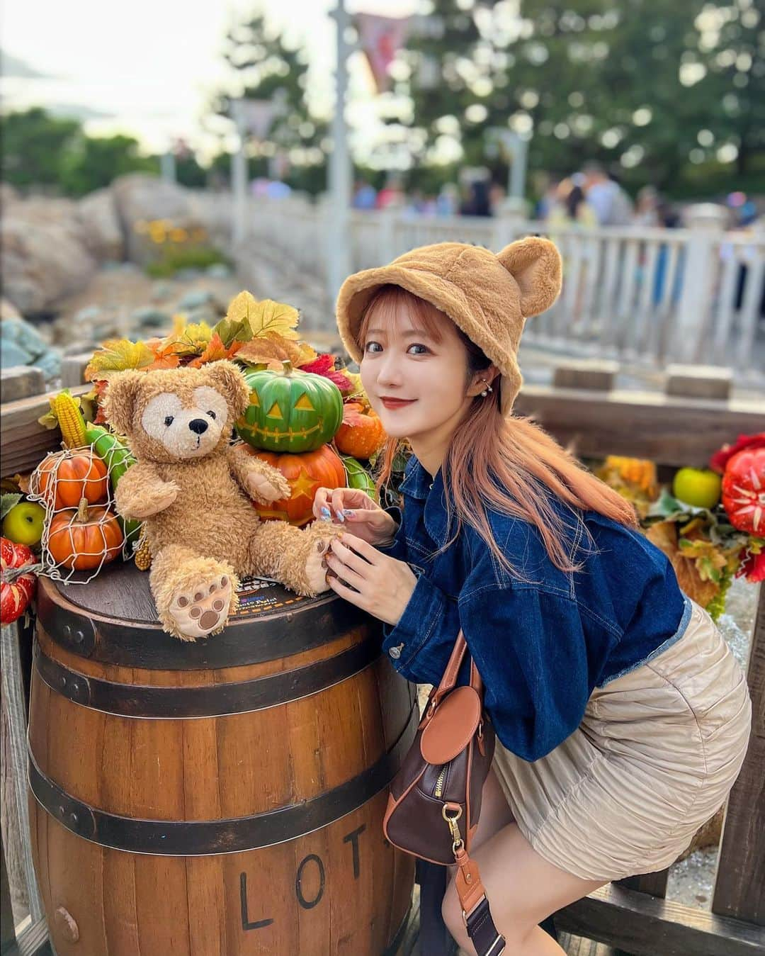 中島絢乃さんのインスタグラム写真 - (中島絢乃Instagram)「🧸🎃🍂  .  #ケープコッド に行ったら ダッフィーのフォトスポットあったよ🧸💞🎃  小さいサイズの ハロウィンカラーなかぼちゃたちに 囲まれるダッフィー 🧸🎃💭 かわいい🎃🎃🎃  .  ハロウィンのカラフルな感じ大好き、、🥹💞🎃 オレンジってかわいいよね🧡  〰〰〰️〰〰〰〰️〰 #disneysisters_jp ☜中島姉妹ディズニー投稿まとめ @nakajimasisters_jp ☜姉妹アカウント🎃」10月5日 13時27分 - nakajima_ayano