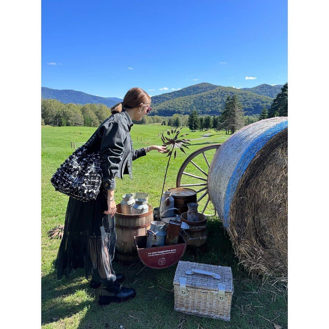 武村八重子のインスタグラム：「〜北海道の旅①〜 最近ご縁あってニセコには行くのけど、トマムや富良野の方は行った事がなく😂 . 北海道をなんとなーく今回は、横切ってみました！ . 初日はトマムに着いて星野リゾートの牧場をカートで回ったり🐮 . 今回は星野リゾートリゾナーレトマムになった旧ガレリアに泊まったらジャグジーとサウナが付いていて、良かったです👍 . 星野リゾートってどこに行っても、楽しめる工夫が沢山あって本当にハズレないなぁと思いました! . #北海道旅行  #星野リゾート  #トマム星野リゾート」