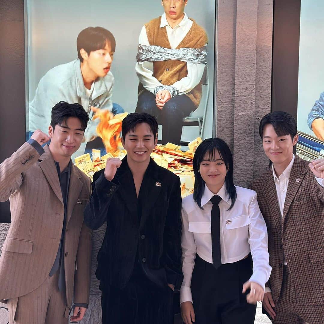 イ・ジュヨンのインスタグラム：「@wavve.official 거래 내일 10/6 1,2화가 공개됩니다! +오늘 @busanfilmfest 에서 3화까지 공개되는 스크린 상영도 기대해주세요💙」