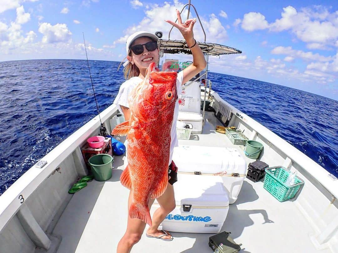 さえんまさんのインスタグラム写真 - (さえんまInstagram)「_ 宮古で初五目釣り🎣🛥️🌞 まさかのビギナーズラック💰 アカジンGET❤️ 沖縄三大高級魚なんだって😳 やったー✌🏾  こんな大きいのは今までも 釣ったこと無くてあげるまで腕パンパン 何回も挫けそうになった🤣 料理もしてもらってめちゃめちゃ美味しかった🤤  ほんっと楽しすぎた🤣 また行きます💙🔥  @lurefishingshop.slowtime ありがとうございました✨  #宮古島 #沖縄 #宮古 #宮古ブルー #五目釣り #アカジン #沖縄釣り #miyako #miyakoisland #miyakojima #宮古島大好き #宮古ブルーに恋をした #大人の夏休み #2023」10月5日 13時30分 - sae_yoshinari