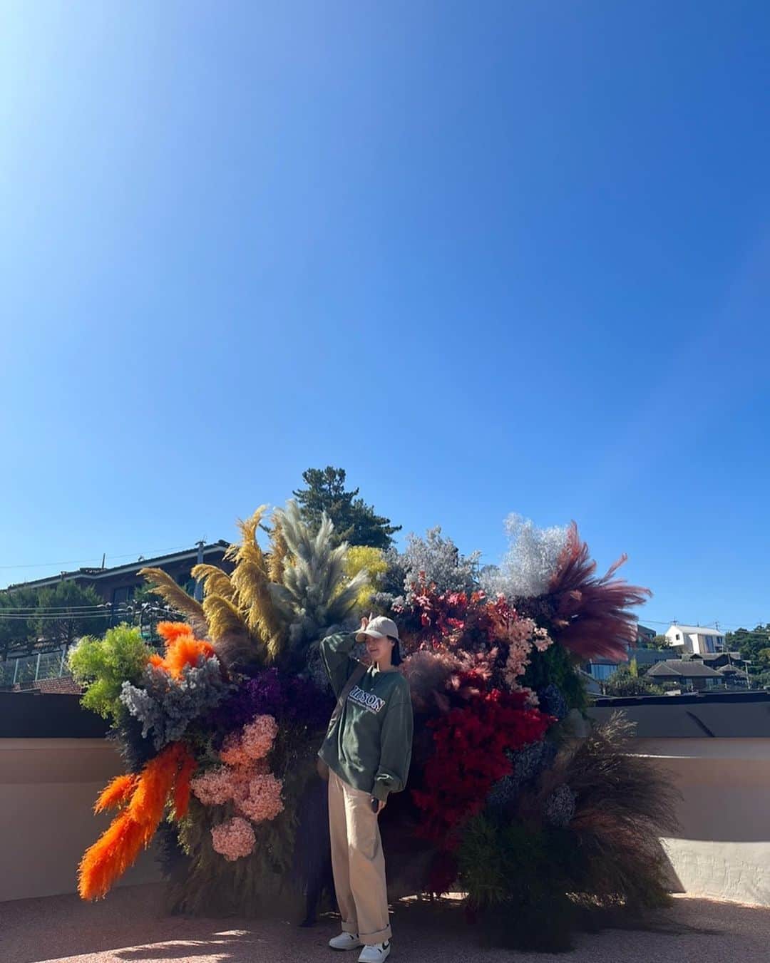 シン・ゴウンのインスタグラム：「브런치보다는 부대찌개 좋아하는 뇨자 근데 여기는 너무 맛있구려. 일주일에 두번은 오겠다 루프탑 굳이 올라가보세요.  @veverkacafeseoul」