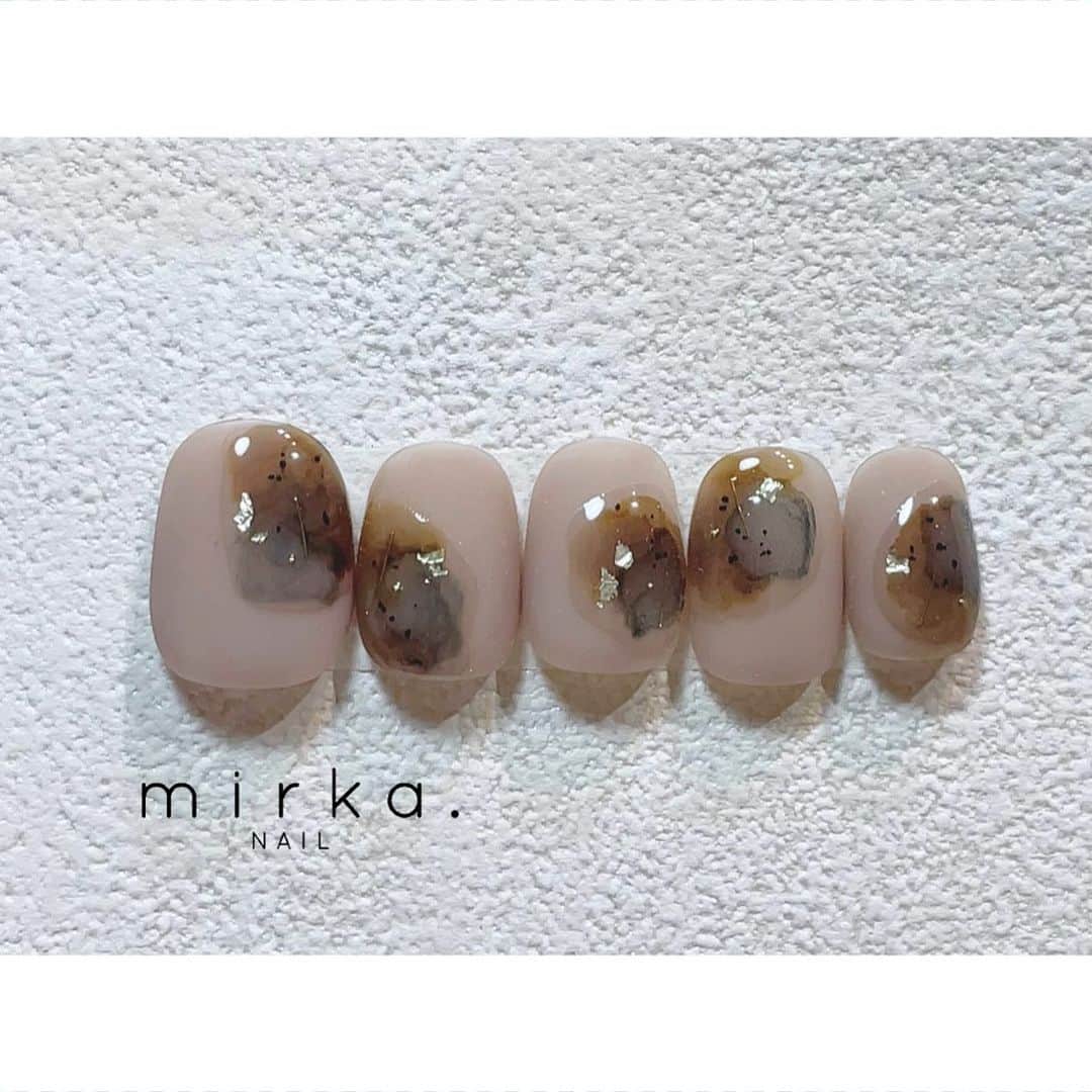 mirka. NAIL(ミルカネイル)のインスタグラム：「⁡ ⁡ new !! ⁡ ⁡ #mirkanailsample ………………………………………………………… ⁡ ご予約、お問い合わせは LINE ID⇒ @mirka.nail (@含む)まで。 ⁡ ご新規様はハイライトの「ご案内」と「ご予約方法」を必ずお読みいただいてからご予約くださいますようお願いいたします。 空き状況や詳細はLINEの投稿からご確認ください。 ⁡ ⁡ ⁡ ⁡ #mirkanail#nails#nail#nailart#naildesign #ショートネイル#ネイルアート#ネイルデザイン#ネイル#大人ネイル#シンプルネイル#オフィスネイル#ニュアンスネイル#ナチュラルネイル#カジュアルネイル#ショートネイルデザイン#美甲#秋ネイル#秋ネイル2023 #プライベートサロン#プライベートネイルサロン#東京ネイルサロン#東京ネイル#江東区ネイルサロン#森下#清澄白河 ⁡」