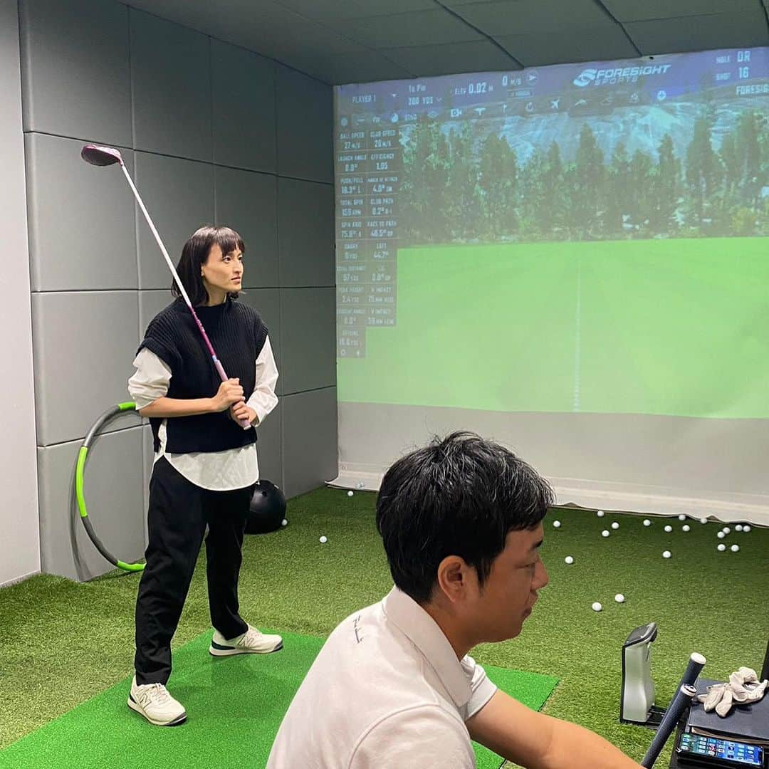 瑞羽奏都（水谷美月）のインスタグラム：「5回目のゴルフレッスン⛳️  別件の都合で前回不在だった阿部コーチが戻ってきまして…今回からドライバーのレッスンも始まりました🙌 でも、シャフトが長くなって…色々と若干困惑してます😧これまた道のりが長そうだ😓 (モニター見てる時の私…足、広げすぎね😓)  次回のレッスンまでにドライバーの練習宿題出されたんだけど…3分後くらいに「宿題覚えてます？」って聞かれて、記憶なしの私に、阿部コーチ絶句してた😑ごめんなさい🙇‍♀️  でも、アイアンは初めてクラブを振った時との映像比較すると、フォームがだいぶゴルフやってる人らしくなってる気がするけど…どないでしょ？  #ゴルフ #ゴルフ女子 #新しい習い事 #挑戦 #チャレンジ #golf #golfgirl #宝塚ogゴルフ部  @takarazuka_og_sc  @yuichi.abe_five_elements 阿部雄一コーチ @5elements_tokyo ゴルフアカデミーFive elements https://www.youtube.com/@fiveelements5386」