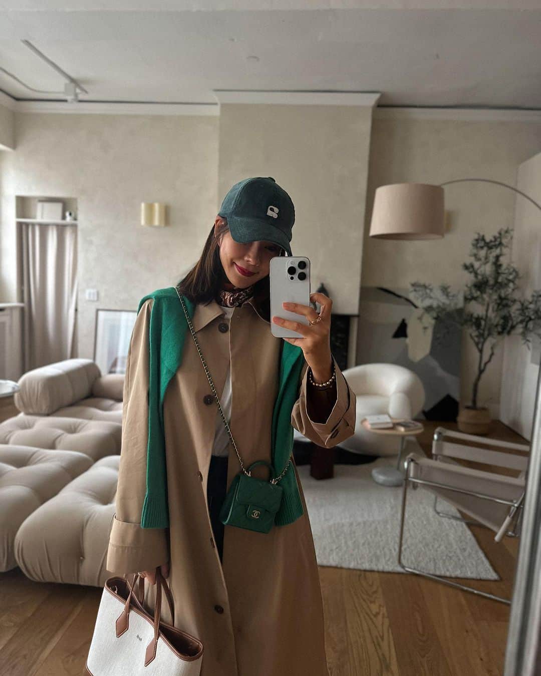 キム・ジュニのインスタグラム：「처음 소개하자마자 그린애정하시는 우리 고객님들 발목을 꽉! 잡은 딥그린컬러는 진짜 실물깡패에여👍🏻 수박색이라고 하나요? 가을에 지인짜 너무너무 잘어울리는 컬러인게 베이지랑 같이 매칭하면 진짜 미치게 고급스럽거든요!!  스트릿 사진에서 우연히 베이지와 딥그린 컬러의 아웃핏을 입은 걸 보고 꽂햐버려서  바로 그렇게 입어보았는데요 진짜 요란스럽지 않으면서도 딱! 포인트가 되는 매칭 너무 괜찮지 않나용?😚  그린애정하시는 저같은 분들! 꼭 하세요 진짜(실물이 더 예쁨!!)  #금요일오픈 #어버브 #코듀로이볼캡2023」