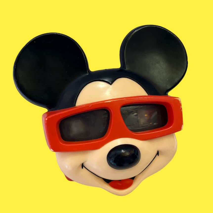 おもちゃやSPIRALのインスタグラム：「Vintage Mickey Mouse View-Master入荷しました🎵🐭  Mickeyのメガネをかけてる姿がたまりません⭐️綺麗に中も見られます🫶🏻  置物としても可愛いです❤️❤️❤️」
