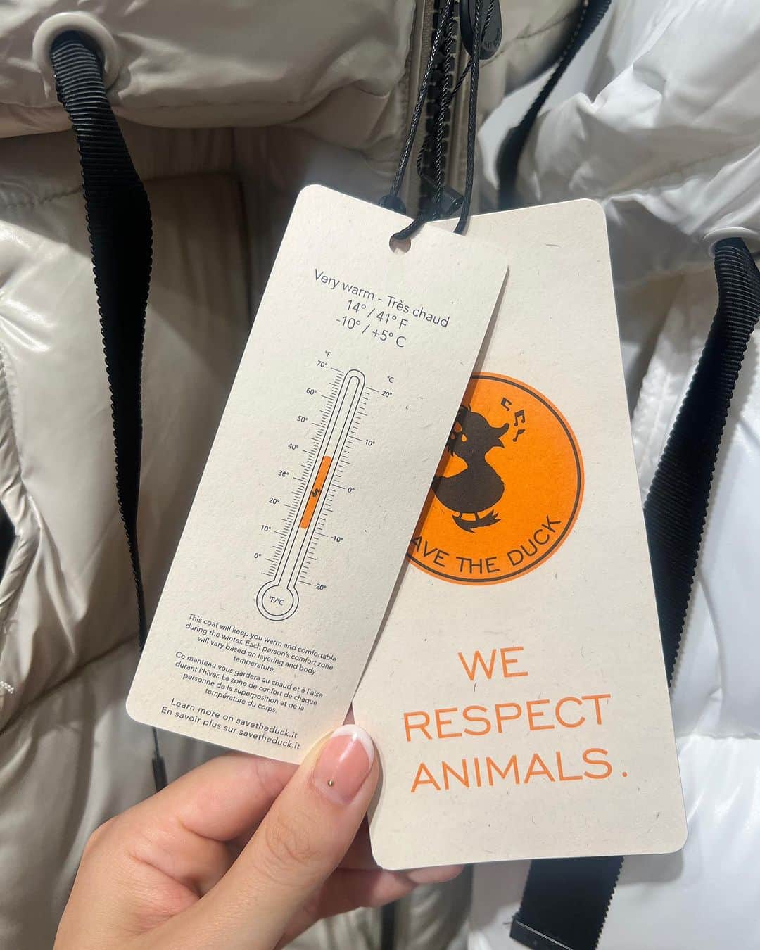 岩崎志保さんのインスタグラム写真 - (岩崎志保Instagram)「We respect animals.🦆🌏♻️💞  動物・環境・人に配慮した製品を作られているイタリア発のサステナブルアウターウェアブランド『SAVE THE DUCK』🇮🇹 ポップアップストアが大丸東京店1Fにオープンしたということで行ってきました。  たくさん試着して感じたのが、リアルダウンじゃなくてもこんなに暖かさが出せるんだという驚き…！ 独自開発の素材は高い保温性、通気性、速乾性に優れているんだそう。  しかもこれを着てエベレスト登頂した人がいることがもうなによりも説得力🏔️ 山登りも好きだし普段からアクティブに動く私にとって機能的かつデザイン性やカラーにとても親和性を感じました🤝  5・6枚目のアウターは冬アクティビティや自転車移動に持ってこいな防寒・防水・ストレッチ性があるもので、私はこれをチョイス☃️  2023/10/4〜2024/3/31までの今シーズン最大長期ポップアップ！ リアルダウンに匹敵する軽さや保温性をぜひ体験しに行ってみてください❄️  #savetheduck #セーブザダック #pr」10月5日 13時48分 - shihoiwazaki