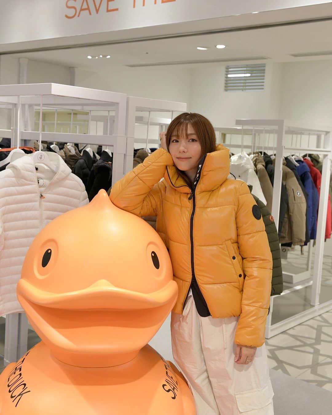 岩崎志保さんのインスタグラム写真 - (岩崎志保Instagram)「We respect animals.🦆🌏♻️💞  動物・環境・人に配慮した製品を作られているイタリア発のサステナブルアウターウェアブランド『SAVE THE DUCK』🇮🇹 ポップアップストアが大丸東京店1Fにオープンしたということで行ってきました。  たくさん試着して感じたのが、リアルダウンじゃなくてもこんなに暖かさが出せるんだという驚き…！ 独自開発の素材は高い保温性、通気性、速乾性に優れているんだそう。  しかもこれを着てエベレスト登頂した人がいることがもうなによりも説得力🏔️ 山登りも好きだし普段からアクティブに動く私にとって機能的かつデザイン性やカラーにとても親和性を感じました🤝  5・6枚目のアウターは冬アクティビティや自転車移動に持ってこいな防寒・防水・ストレッチ性があるもので、私はこれをチョイス☃️  2023/10/4〜2024/3/31までの今シーズン最大長期ポップアップ！ リアルダウンに匹敵する軽さや保温性をぜひ体験しに行ってみてください❄️  #savetheduck #セーブザダック #pr」10月5日 13時48分 - shihoiwazaki