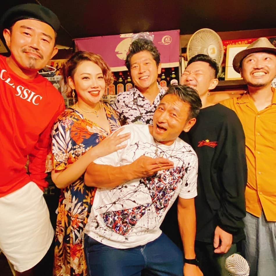 MONKYのインスタグラム：「昨日はCOSMIC JUNGLE feat.なかの綾＠高円寺 抱瓶  そりゃもう最幸なお祭り騒ぎ！  高円寺に道場を構える格闘家、八廣一哉さんの飛び入りもあったり、ファンク横丁のイラストを描いてくれた漫画家のJayくんも来てくれたり、顔で弾くギターリスト、黒石田圭史も遊びに来たりで、グットバイブスに溢れた抱瓶。  来てくれた皆さま、ありがとうございました♬  次回のCOSMIC JUNGLEはもう来週13と14日。  ボーカルにNORISHIGEを迎えて大森エイントバー、渋谷 琥珀という2days。 @norishige_one_arrow   ぜひお越しやすっ！  そして、綾ちゃんとは11月4日に東村山でのフリーフェス『くめくめEXPO』に出演します。  こちらはドラムにサクちゃんを迎えたスペシャルセット。 @skm1202   他の出演者もかっこいいバンドばかりなので楽しみ。  11月5日は横浜は大口のガレージバーにて。 こちらは飲み食べ放題で6000という、パーティーセット！  ぜひ遊びに来てちょ♬  詳しくは @cosmic_jungle2021」