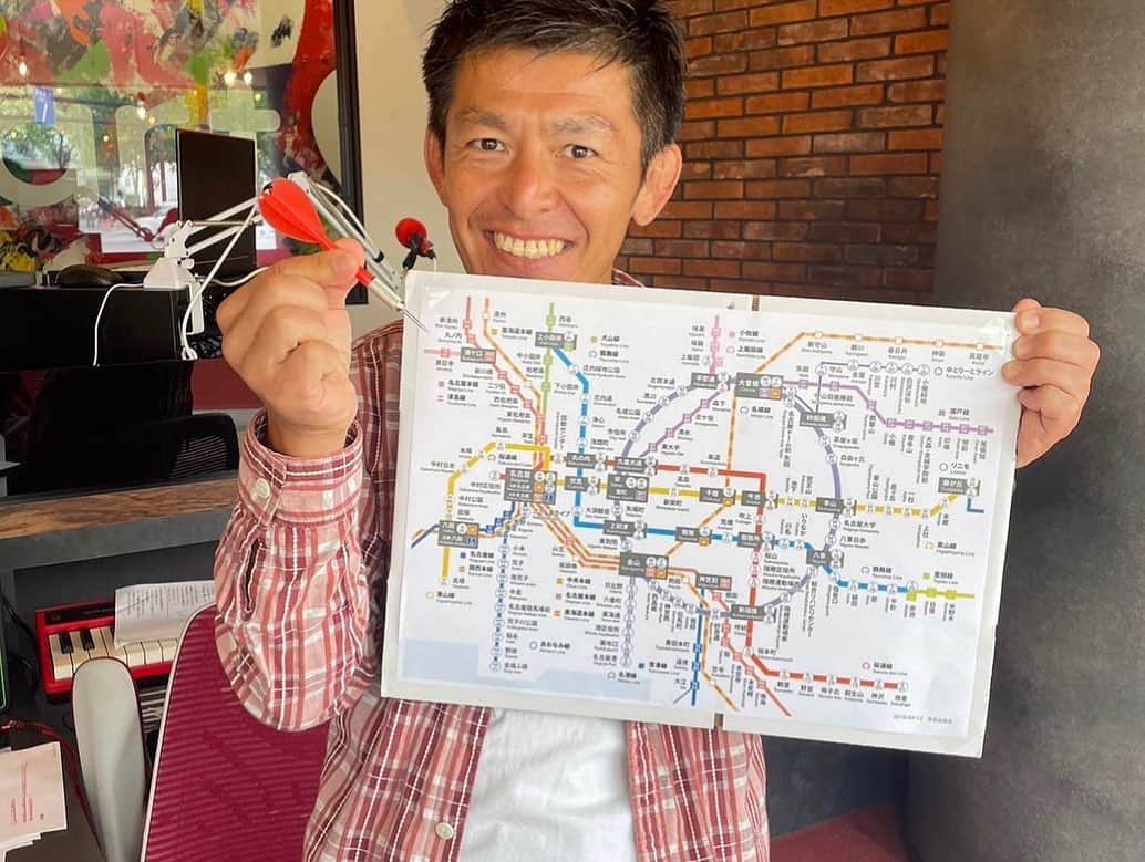 松山三四六さんのインスタグラム写真 - (松山三四六Instagram)「🎯  今日から始まりました 新番組の新コーナー🆕  三四朗の 行き当たりばっ旅‼️  番組ラストにダーツを投げて、 番組終了後に その当たった駅を目指す🚉  名古屋の電車 まったく分からないから 出来る企画です😆  本当にいきなり 名古屋駅に当たってしまいました💦  でも、 よくよく考えてみたら、 僕、 名古屋駅をほとんど知りません🦎  とにかく 行ってみます、、、  #heartfm  #heartfmnagoya  #名古屋駅」10月5日 14時00分 - sanshiroumatsuyama