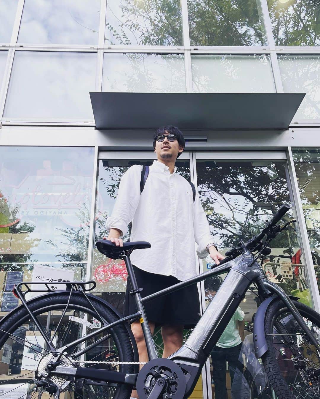長谷川惠一さんのインスタグラム写真 - (長谷川惠一Instagram)「新しい武器をGET🚲  自転車屋さんに行って 「このお店で一番速い自転車ください。」と注文🙋‍♂️  店員さんに 「それはお客様のこぎ次第です。」と言われる。  それはそう。  電動自転車にはアシストする速度規制があります🚫  知らなかった🤔勉強になるね👏  これで移動も楽ちんや🤩  ちなみに… 後ろに誰かいるよ🫣  誰でしょう👻  #電動自転車デビュー #モトベロ代官山」10月5日 13時54分 - keiichihasegawa