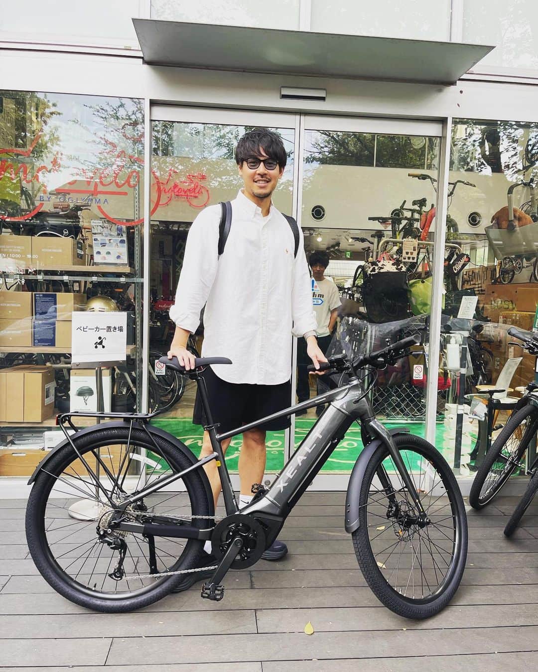 長谷川惠一のインスタグラム：「新しい武器をGET🚲  自転車屋さんに行って 「このお店で一番速い自転車ください。」と注文🙋‍♂️  店員さんに 「それはお客様のこぎ次第です。」と言われる。  それはそう。  電動自転車にはアシストする速度規制があります🚫  知らなかった🤔勉強になるね👏  これで移動も楽ちんや🤩  ちなみに… 後ろに誰かいるよ🫣  誰でしょう👻  #電動自転車デビュー #モトベロ代官山」