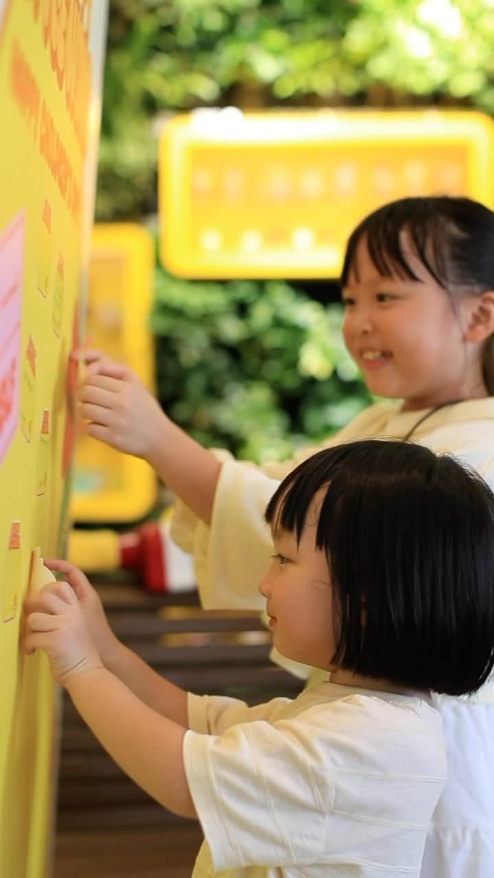 MOMOツインズのインスタグラム：「This Children’s Day, McDonald’s Singapore is celebrating our kids’ little achievements! Have your kids share their little wins on the sticker at McDonald’s and celebrate with a free Vanilla Cone!   Because celebrating the little wins are a huge part of our kid’s future ❤️  @mcdsg #mcdsg  Available for families with kids under 12 years old, at all stores except McDonald’s Nanyang Technological University, Singapore Polytechnic, Temasek Polytechnic, Shell Tampines/Hougang/Havelock, Caltex Drive-Thru. While stocks last.」