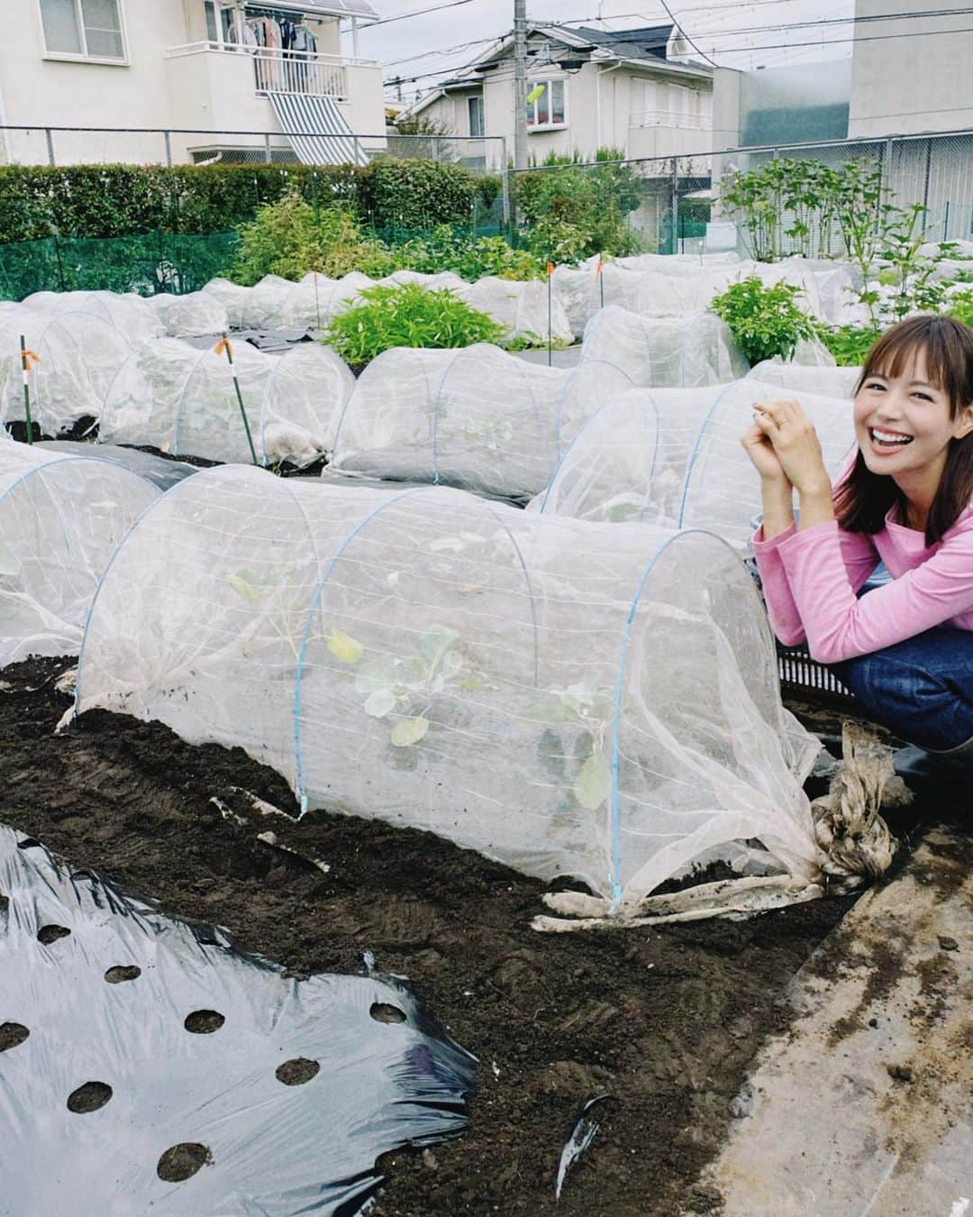 日下部ゆいこさんのインスタグラム写真 - (日下部ゆいこInstagram)「. . 畑を借りてプチ農家を始めました。 . . 写真ではヘラヘラしているけど なかなかに疲れています。 でも楽しい。 次は子供を連れて種まき。 . 野菜食べるように なってくれるかなぁ。 . 食育に繋がると嬉しいな。 食育アドバイザーの資格を 持っていたことを何年かぶりに 思い出しました← . #農業#農作業#農園#畑#食育」10月5日 13時55分 - yuiko_kusakabe