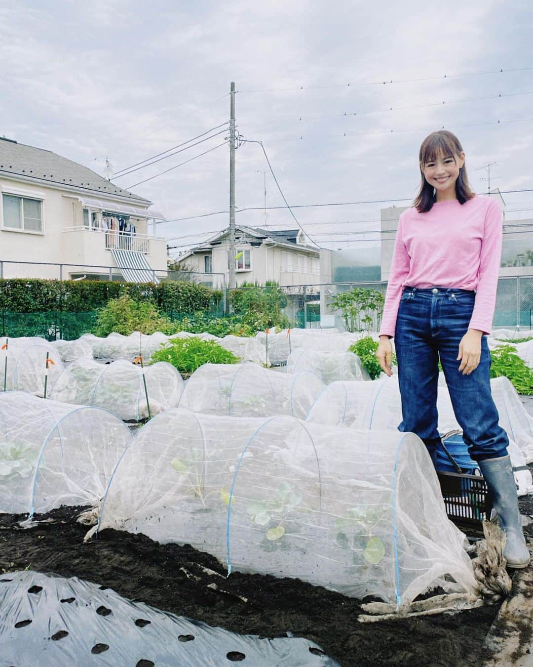 日下部ゆいこのインスタグラム：「. . 畑を借りてプチ農家を始めました。 . . 写真ではヘラヘラしているけど なかなかに疲れています。 でも楽しい。 次は子供を連れて種まき。 . 野菜食べるように なってくれるかなぁ。 . 食育に繋がると嬉しいな。 食育アドバイザーの資格を 持っていたことを何年かぶりに 思い出しました← . #農業#農作業#農園#畑#食育」