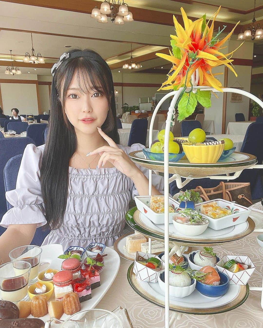 福井柑奈のインスタグラム：「アフタヌーンティー♡🫖♡ at 倉敷シーサイドホテル  大満足でした🍰 見た目も華やかでテンションあがるよね😍 大好きなマスカットもあってハッピー🍇 女の子らしいことしちゃった👧🏻💕  わたしは宿泊したけど アフタヌーンティーだけでも いけるので是非機会があったら行ってみてくださいねん😌🫖🍰  毎年お邪魔してます🫶 ( @kurashiki.seasidehotel )  #倉敷シーサイドホテル  #岡山 #岡山観光 #倉敷 #倉敷観光 #サノヤス造船 #サノヤス #児島 #アフタヌーンティー #🫖 #ランチ #アフタヌーンティーセット #児島ジーンズ #旅行記 #女子旅 #japan #シーサイド #フォロワー募集中 #japanesegirl #japantrip #girlstrip #followme #igdaily #igfashion #igtravel #love #afternoontea #afternoon #teatime #lunch」