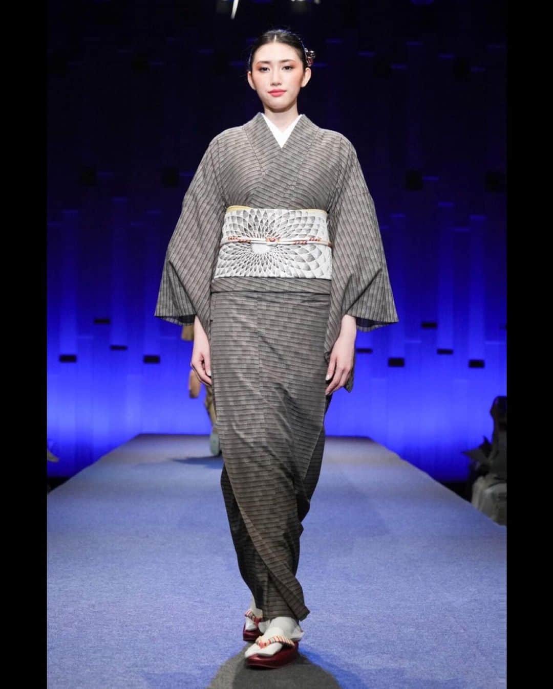 黒田瑞貴さんのインスタグラム写真 - (黒田瑞貴Instagram)「TOKYO KIMONO COLLECTION 2023  @tonamiorimono   となみ織物さんの上品なお着物。 奥ゆかしく美しいだけでなく、とても動きやすかったです😳  #fashion #kimono #着物　#となみ織物」10月5日 14時05分 - kurodamizuki_