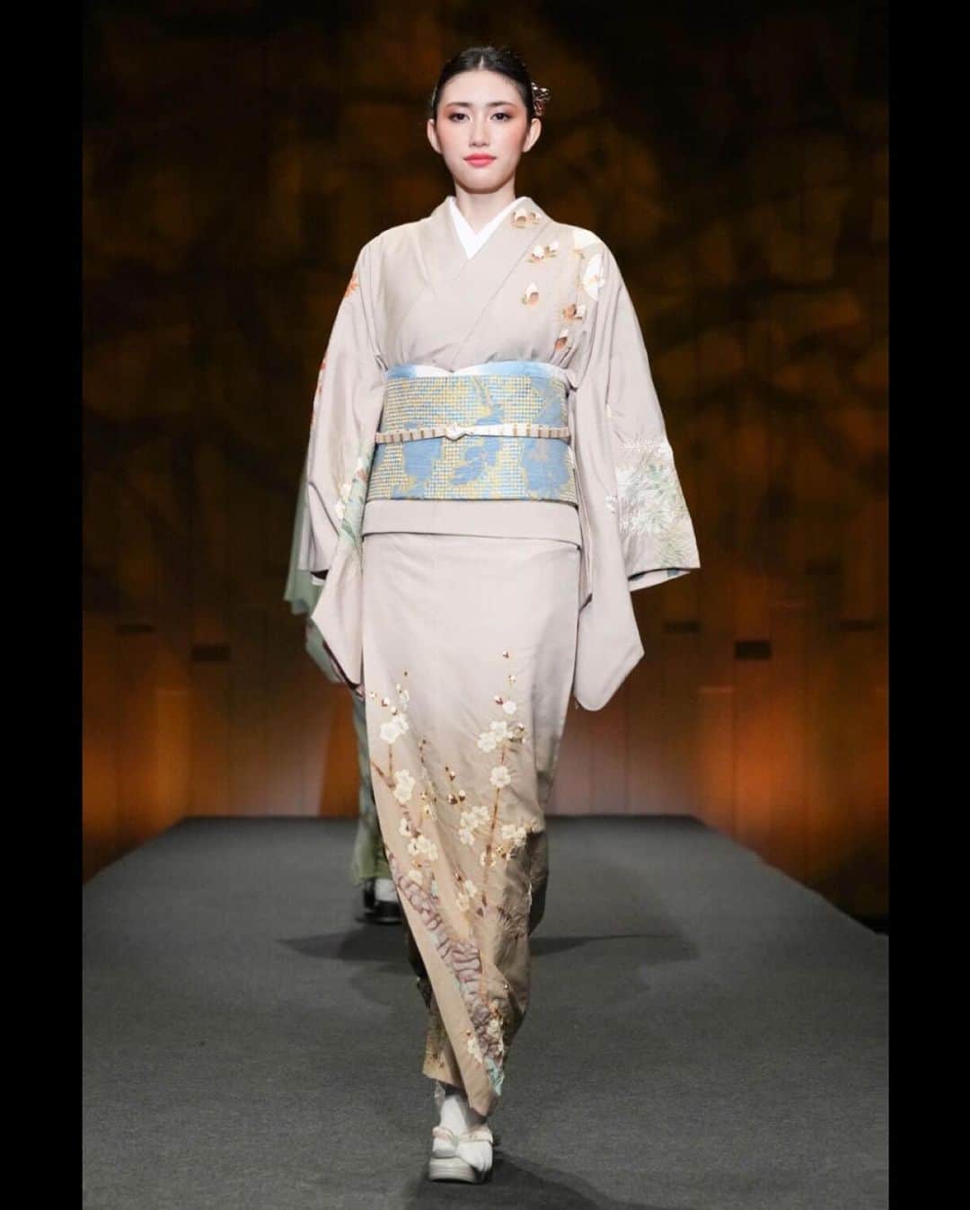 黒田瑞貴のインスタグラム：「TOKYO KIMONO COLLECTION 2023  @tonamiorimono   となみ織物さんの上品なお着物。 奥ゆかしく美しいだけでなく、とても動きやすかったです😳  #fashion #kimono #着物　#となみ織物」