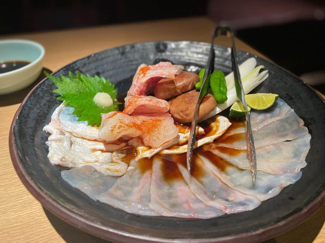 大沢文也のインスタグラム：「昨日は🐡！！ フグ焼きでしたぁ〜🤩  まさあきさんに誕生日祝いをしていただいた！ 馳走様でした(^o^)  フグは減量にもかなり良いから食べやすいぜ😋  #フグ #ふぐ #ふぐ料理 #🐡」