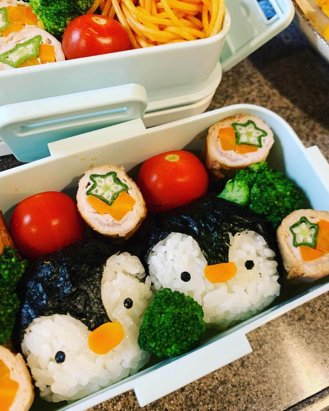 林マオさんのインスタグラム写真 - (林マオInstagram)「お弁当…  娘に『ママキャラ弁作って』と言われ、 えーと言いつつ、 朝から頑張って作って、 娘が起きてきてお弁当見て、 『……すごいよ！ありがとう』 と、喜んでくれたので良かったー😆  …と、 思ってたら  パパが起きてきて、 『パパ、ママがね、 キャラじゃないけど、お弁当頑張って作ってくれたよー！』と、報告。  あ、キャラ弁って… そうか、 何かのキャラじゃないとダメなのね。  確かにこのペンギンは ただのペンギンで、 『キャラ』ではなかったね。  だから、お弁当見た瞬間、 微妙に間があったのね。  ペンギンかわいいけど、 キャラじゃない。 と思ってたのね。  と、 1人朝からショックを受ける 母でした…  #キャラ弁#お弁当のおかず#毎日作ってる方尊敬です#ペンギン#かわいい#けど、キャラじゃない」10月5日 14時17分 - maohayashi_ytv