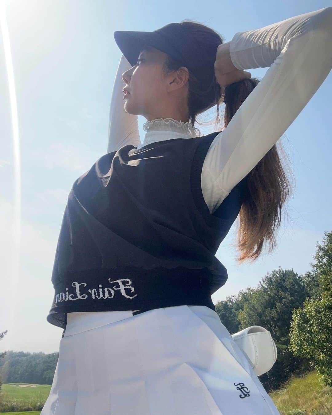 イユエリンのインスタグラム：「골프웨어도 올드머니룩 으로 입기🖤」