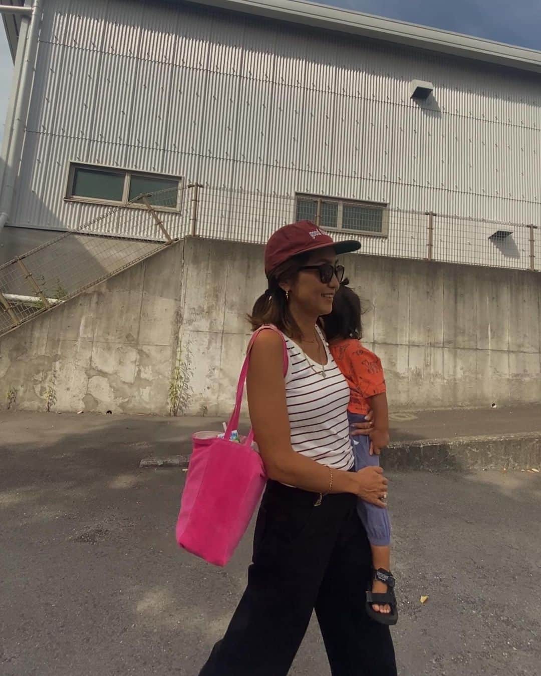 堀舞紀のインスタグラム：「🦩💕  秋の装いになかなか なれない湘南の人…  まだまだ ビーサンdayz...  季節感なくて なんの参考にもなーらないよね🫠  #母親服装 #子育て記録 #2歳0ヶ月」