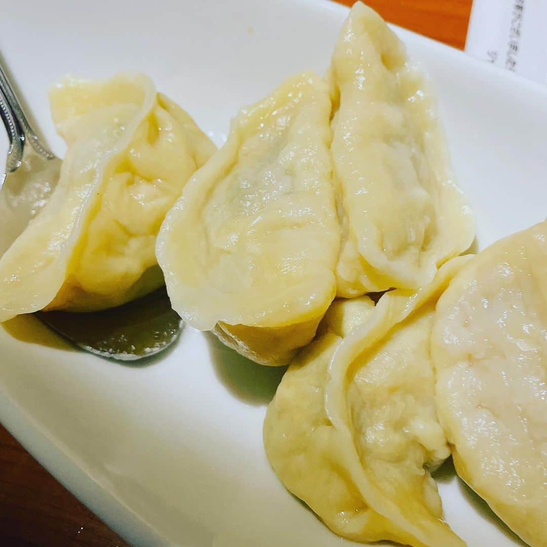 向清太朗のインスタグラム：「餃餃餃〜！ こちら新宿三丁目ごまやという野菜と牡蠣の美味しいお店にあった水餃子だ餃子〜！ これはもう美味いに決まってるんだ餃〜！ かけるタレも少しピリ辛の味付けが他の料理の優しい味とバランスを取ってくれて最高だ餃〜！  #餃子 #水餃子 #新宿ごまや #餃子君 #餃子だけでなく牡蠣が美味しい #生牡蠣食べまくり #オイスターオイシター #最高かも #天津向 #川島ねごと #餃餃餃」
