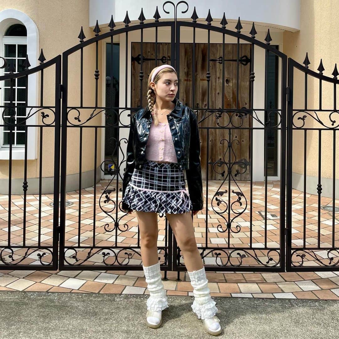 NADIAのインスタグラム：「♡🎀NEW IN🎀♡  …original enamel jacket… ¥12,900[tax in]  …🥀shaggy knit… 　　pink/black ¥7,690[tax in]  …🎀check pleats skirt… ¥6,090[tax in]   pink🩷×black🖤のガーリーになりすぎないかわいい推しコーデです♡♡🪽  店頭でお待ちしております♪ @nadia_corazon」