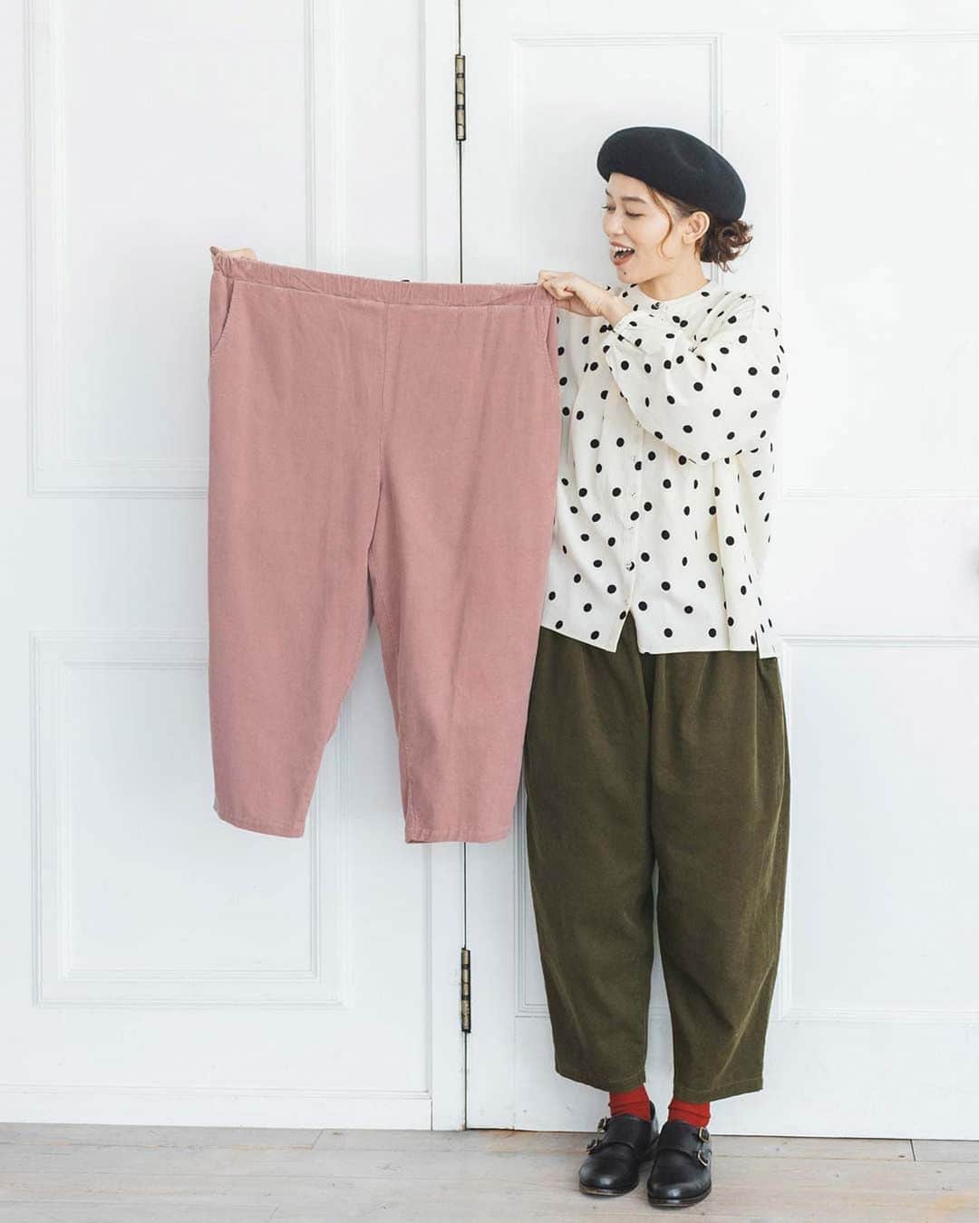 ナチュランのインスタグラム：「【 ista-ire×ナチュラン 】コーデュロイの“よくばりパンツ”  ・  昨年好評いただいたコーデュロイのよくばりパンツが再登場♪  今年はコーディネートの幅が広がるよう、 着丈の長さが選べる2サイズにてご用意いたしました。  「ista-ire」とナチュランで、 穿き心地、肌ざわり、見栄えにこだわりつくった人気アイテムです。  モデル身長：163cm  ----------------------------- 　ista-ire -----------------------------  ■コーデュロイ　よくばりパンツ ¥9,900 (税込) ナチュラル[ 注文番号：OIS-4A83-4468-A ] ネイビー[ 注文番号：OIS-4A83-4468-B ] ピンク[ 注文番号：OIS-4A83-4468-C ] カーキ[ 注文番号：OIS-4A83-4468-D ]  -----------------------------  ▶️商品詳細やお買い物は写真のタグをタップ またはプロフィール（@natulan_official）から 「ナチュラン」のサイトにアクセスして 注文番号や商品名を検索してみてくださいね。  #lifewear #fashion #natulan #今日のコーデ #コーディネート #ファッション #ナチュラル #ナチュラン #日々の暮らし #暮らしを楽しむ #シンプルライフ #シンプルコーデ #大人女子 #大人カジュアルコーデ #パンツ #コーデュロイパンツ #コーデュロイ #パンツスタイル #テーパードパンツ #秋 #秋コーデ #イスタイーレ #ista-ire #natulan_official.」