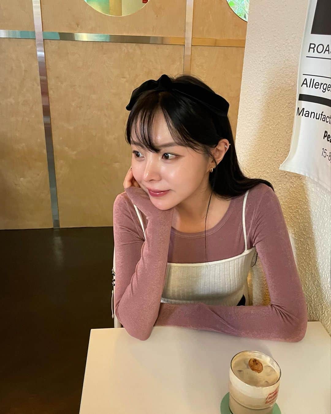 MeJiwooさんのインスタグラム写真 - (MeJiwooInstagram)「회사 근처에 내가 젤 좋아하는 카페❤️ 빈티지한 무드에 2층까지 넉넉한 공간이여용.  바나나 푸딩 토스트 먹어야하는데 못 먹어서 아쉽 아쉽🙄  사진 속 스커트 쇼츠는 요즘 제 최애템이구 저는 블랙 구매했어요🖤 그리고 쫀쫀한 착용감과 은은한 펄감이 도는 라운드 티는 핏이 넘예라…  기본템인데도 은근히 포인트도 되고 입었을때 라인이 예뻐보이는 여리한 아이템으로 완전 추천해요✨」10月5日 14時28分 - mejiwoo103