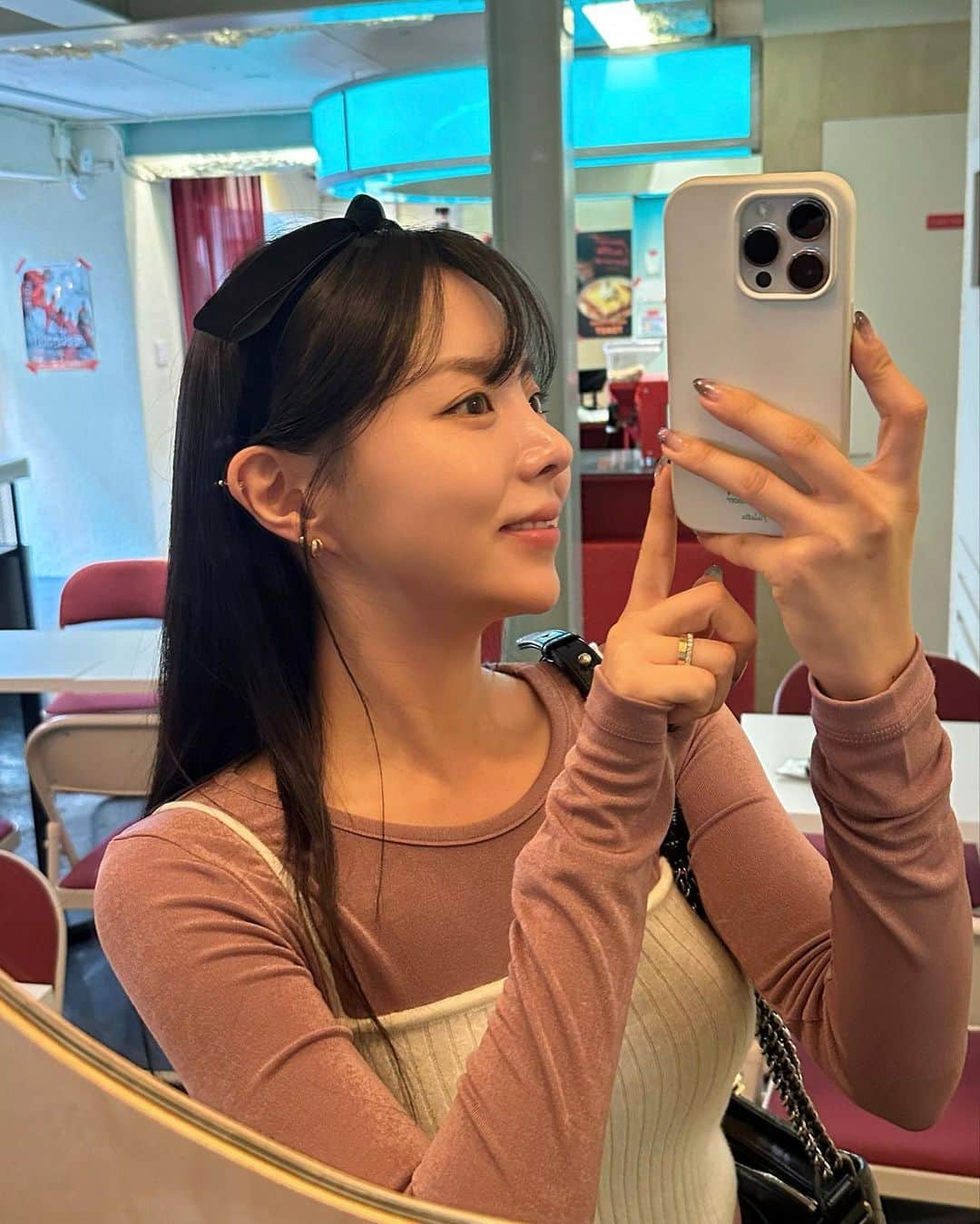 MeJiwooさんのインスタグラム写真 - (MeJiwooInstagram)「회사 근처에 내가 젤 좋아하는 카페❤️ 빈티지한 무드에 2층까지 넉넉한 공간이여용.  바나나 푸딩 토스트 먹어야하는데 못 먹어서 아쉽 아쉽🙄  사진 속 스커트 쇼츠는 요즘 제 최애템이구 저는 블랙 구매했어요🖤 그리고 쫀쫀한 착용감과 은은한 펄감이 도는 라운드 티는 핏이 넘예라…  기본템인데도 은근히 포인트도 되고 입었을때 라인이 예뻐보이는 여리한 아이템으로 완전 추천해요✨」10月5日 14時28分 - mejiwoo103