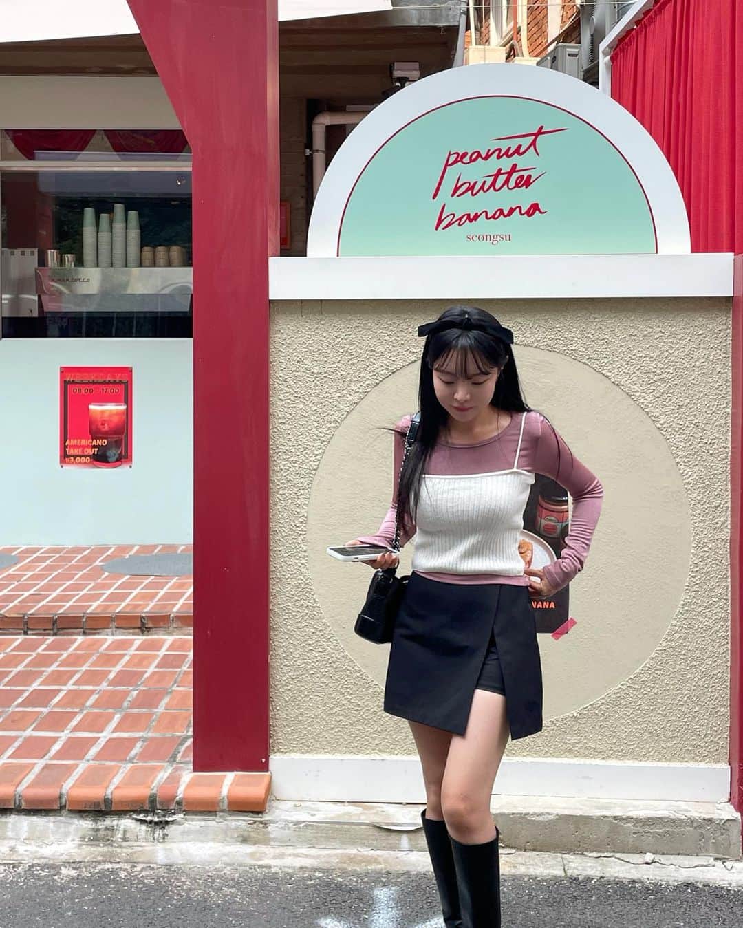 のインスタグラム：「회사 근처에 내가 젤 좋아하는 카페❤️ 빈티지한 무드에 2층까지 넉넉한 공간이여용.  바나나 푸딩 토스트 먹어야하는데 못 먹어서 아쉽 아쉽🙄  사진 속 스커트 쇼츠는 요즘 제 최애템이구 저는 블랙 구매했어요🖤 그리고 쫀쫀한 착용감과 은은한 펄감이 도는 라운드 티는 핏이 넘예라…  기본템인데도 은근히 포인트도 되고 입었을때 라인이 예뻐보이는 여리한 아이템으로 완전 추천해요✨」