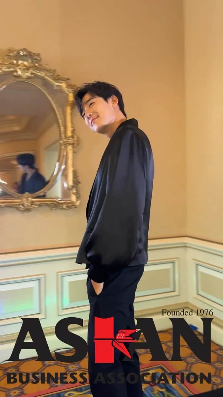 ケビン のインスタグラム：「guess who invented the K-pop lip rub🫦 #idontknow 😏」