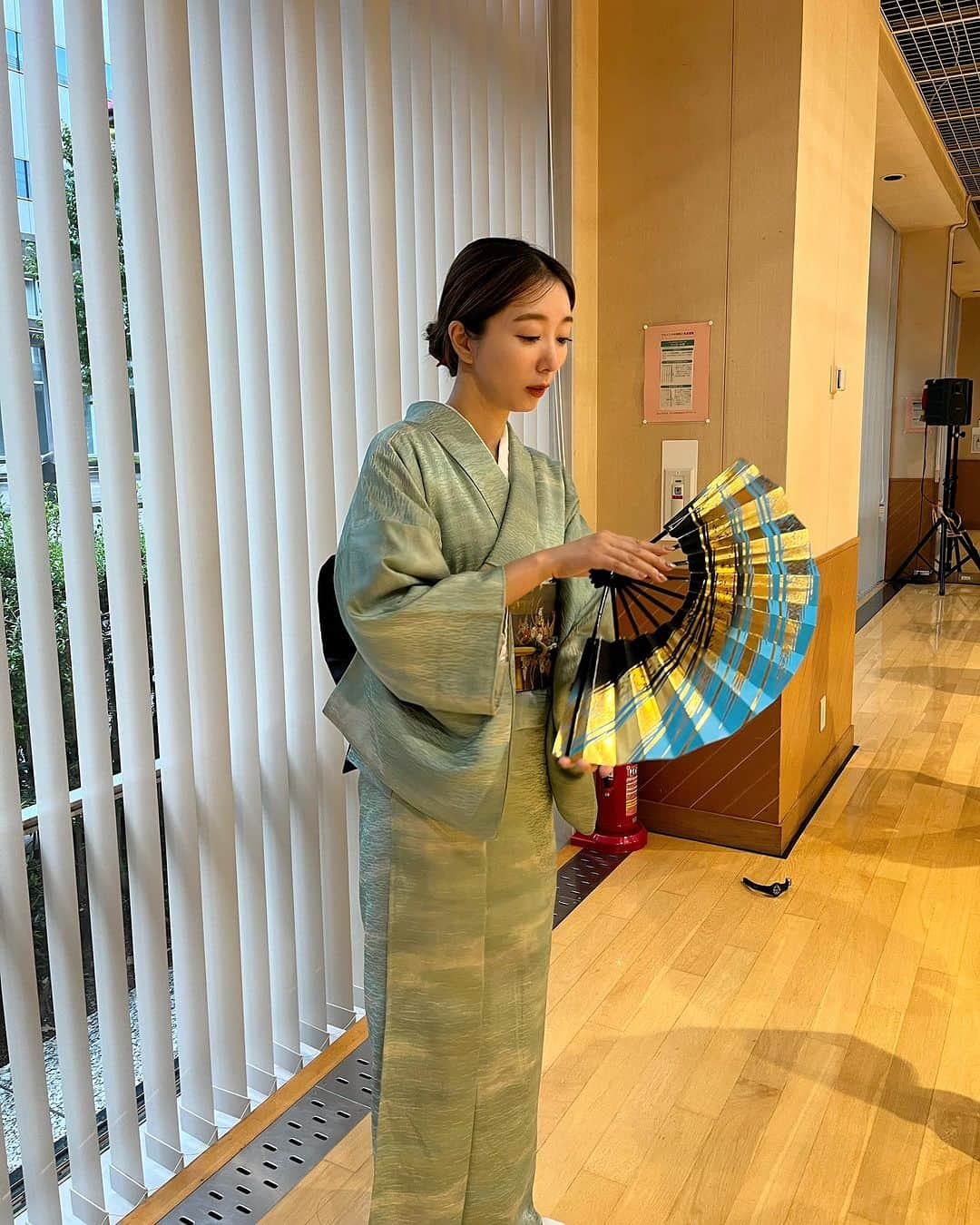 浜崎美保さんのインスタグラム写真 - (浜崎美保Instagram)「和装ヘアはシンプルなお団子に簪を一本🍡  毎回応募者が殺到する「大人のための伝統文化・芸能体験事業」👘  今回初めて司会として参加させていただきました🎤  まずは元NHKアナウンサー/古典芸した能解説者葛西聖司先生による【講演】  続いて日本舞踊の尾上紫先生、尺八の山本邦山先生指導による【体験】  最後に先生方の踊りや演奏の【鑑賞】  3部を一日で味わえる貴重なイベント😌終始自分の心がわくわくしているのを感じながら、時間を忘れるほど夢中になっていました🥹  講演もパフォーマンスも素晴らしすぎて感動の連続🥹👏知識や見識を深めていくおもしろさを改めて実感できた一日です🫧  ご来場のみなさま、ありがとうございました😌筋肉痛になりませんでしたか🤭⁇  次回は来月🫶  当選者のみなさん、会場でお会いしましょう😊  #🇯🇵  #👘  #伝統文化 #伝統文化芸能 #伝統文化芸能体験事業  #着物 #和装  #きもの  #着物ヘア  #和装ヘア  #カンザシ #簪アレンジ  #着物コーディネート #きもの着こなし #きものsalon 風」10月5日 14時38分 - mihohamasaki_japan