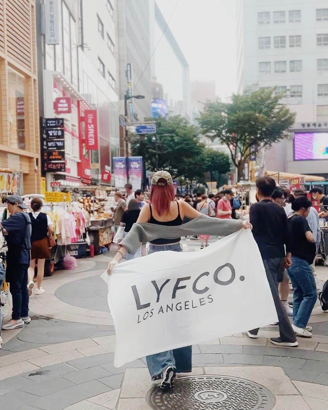 CLEAさんのインスタグラム写真 - (CLEAInstagram)「LYFCO.韓国ツアーに 参加してくださった6名の方から ツアーの感想をいただきました📝✨  🗣️No,1 HARUKAさん {渡韓歴:初めて バイヤーという仕事は本当に体力勝負な所があるなと 今回行ってみて感じました。 本当に凄い数の服やアクセサリーの中から 自分のショップで販売したい物を探す、難しいけど楽しいし、 これからショップをやりたい気持ちも高まりました。 どんな商品を売ろうかなと考えながら見て回る時間は とても勉強になりました。 また、ビューティーの方では、 ヘアメイクアップアーティストの方が説明しながら モデルさんへメイクをしてくれて、とても勉強になりました。 自分の今のメイクにアドバイスをしてくれたり、 今使っているコスメをこうやって使うと良いよと教えてくれたり、 オリーブヤングで購入できるおすすめコスメなど、 知れて本当に嬉しかったです！ また、一緒にコスメショップに行って買い物できるというのは なかなかできない経験だと思うので最高でした！ もっともっと聞いていたかったです！笑  🗣️No,2 MIKAさん {渡韓歴:6回以上 とても楽しかったです！ LYFCO.の方や一緒に参加したみなさんも フレンドリーに接してくださいましたし、 ファッションやコスメなどのこと、 韓国での仕入れの仕方や場所を実際に一緒に回ってくださったり、 自分に合うコスメやトレンドなどなどたくさんのことを 教えていただけてとても良い経験になりました！ ありがとうございました！！！  🗣️No,3 AYUさん みなさん本当に良い人ばかりで、 たくさんお話できたし楽しかったです！ 3日間で貴重な体験ができて参加して良かったと思いました！ ありがとうございました！  🗣️No,4 RINOさん {渡韓歴:初めて 綾乃さん智子さん3日間ありがとうございました！！ ZOOM説明会でお会いしたときから実際に韓国でお会いし、 ツアー中ずっと丁寧に優しく対応してくださり ありがとうございました。 ずっと知りたかったこと・好きなことを 素敵な方たちに教えていただけることに幸せを感じていました。 学びながらも精一杯楽しめるように計画を立て、 手配してくださり本当にありがとうございました！！  🗣️No,5 AMIさん 今回は貴重な経験をさせていただきありがとうございました！ あやのさん、ともさん、参加された方皆さん 優しくて面白くて本当に楽しい3日間でした！ このプログラムに参加して、 語学やファッションやメイクへの興味がより深まったので 学んだことを活かして 就活や学生生活頑張っていきたいと思います！ ほんとうにありがとうございます！大好きです(；；)  🗣️No,6 AIKAさん {渡韓歴:3~5回 なかなか日本では見れないファッション文化の光景が たくさんあってすごく楽しかったです。 海外だからこそできる値下げ交渉も、 言語が違う中コミニュケーションをとり難しい部分はあったけど いい経験になったし、それも楽しかったです。 メイクの分野でも実際に見て勉強することができたし、 実際に日本に入っている流行りや情報とは異なっている部分も 多いんだなと知ることができてよかったです。 どちらもすごく楽しかったし、勉強になり良い経験になりました。  みなさん素敵な感想をありがとうございました！💛 これからもさらに良いツアーを開催できるよう アップデートを重ねて行きたいと思います🔥!!  また、ツアーを開催する予定ですので 気になる方は是非LYFCO.のInstagramを チェックしていただけると嬉しいです☻  #LYFCO #韓国ツアー」10月5日 14時42分 - lyfco_global