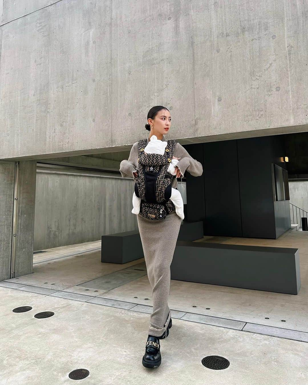 ソンイさんのインスタグラム写真 - (ソンイInstagram)「私も娘も全身 @fendi 🤎🖤  抱っこ紐がオシャレすぎない？！👶🏻  FENDIとErgo Babyがコラボしたベビーキャリアなんだけど今日から発売開始なの🤎🖤  こんなオシャレでファッションの主役になれる抱っこ紐なら気分上がる〜🥹🫶🏻  付け心地はErgo Babyのオムニブリーズそのまんまだからママも子供も快適だよ✌🏻🤍  ファッション性も心地良さも文句なしの抱っこ紐です😮‍💨👏🏼❤️‍🔥 私のニットセットアップ・靴・ピアス・娘の服も全部FENDIなんだけど秋服も可愛い🤎  #FendiKids #fendi #ergo #フェンディ #PR #抱っこ紐 #生後5ヶ月 #女の子ベビー #2人育児」10月5日 14時47分 - sunwei1013