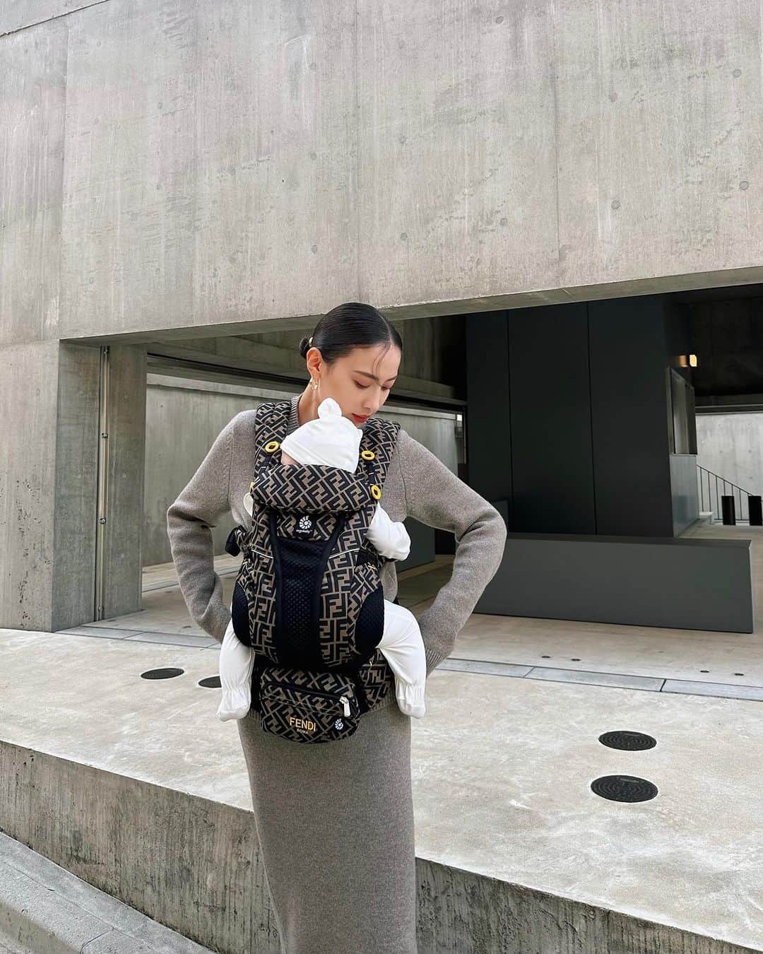 ソンイのインスタグラム：「私も娘も全身 @fendi 🤎🖤  抱っこ紐がオシャレすぎない？！👶🏻  FENDIとErgo Babyがコラボしたベビーキャリアなんだけど今日から発売開始なの🤎🖤  こんなオシャレでファッションの主役になれる抱っこ紐なら気分上がる〜🥹🫶🏻  付け心地はErgo Babyのオムニブリーズそのまんまだからママも子供も快適だよ✌🏻🤍  ファッション性も心地良さも文句なしの抱っこ紐です😮‍💨👏🏼❤️‍🔥 私のニットセットアップ・靴・ピアス・娘の服も全部FENDIなんだけど秋服も可愛い🤎  #FendiKids #fendi #ergo #フェンディ #PR #抱っこ紐 #生後5ヶ月 #女の子ベビー #2人育児」