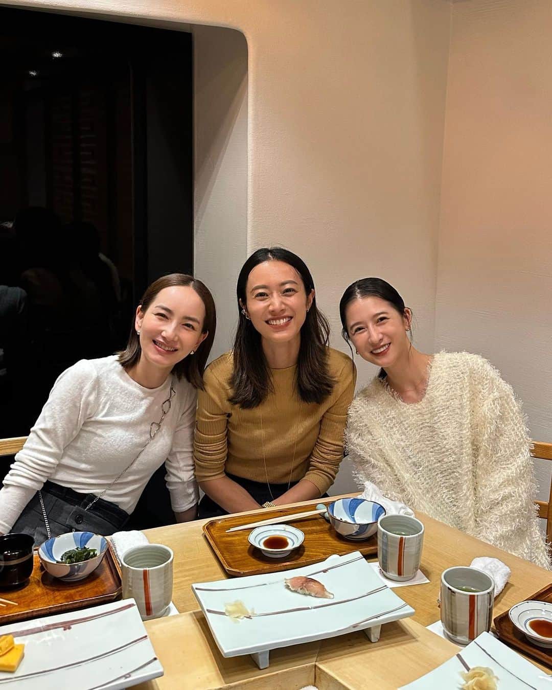 松本恵奈のインスタグラム：「今日は昼から @makinosaya と @mai_tsujimoto でお寿司ランチしてきました🍣 お昼からお寿司とか幸せすぎた。笑 全然時間足りなかったから11月もまた集まろうねー😂💓 #lunch」