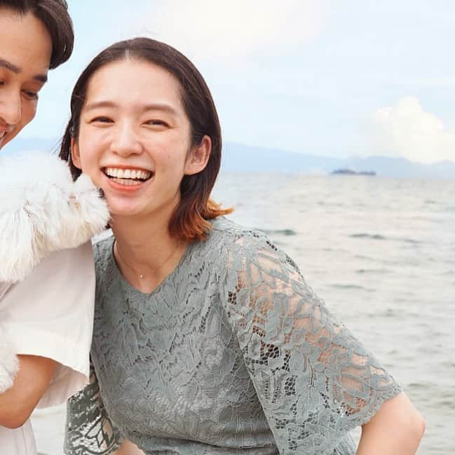 朝香りほのインスタグラム：「10月5日、誕生日を迎えました🎂 そして結婚２周年です🤝  🇺🇸新婚旅行からスタートした30歳 帰国してすぐぴのを家族に迎え 妊娠し、滋賀に引っ越しました🫧  子供が小さいうちは頼れる人が近くにいる 私の地元に行こうと提案してくれた旦那氏。 まさかそんな日がくるとは思わなかったけど この選択をしてくれたおかげで 不安な気持ちが一切なく未来が楽しみでしかなくて 本当に心から良かったって思います。 感謝永遠に🚀💚  31歳はママになることからスタート！！ また新たな楽しい一年になりそうです❤️‍🔥  #誕生日#結婚記念日」