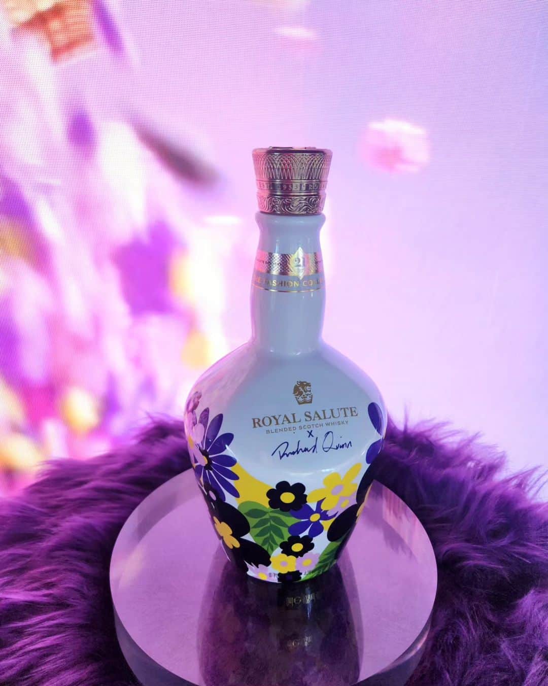 ヘリム さんのインスタグラム写真 - (ヘリム Instagram)「The Richard Quinn Edition - Royal Salute Scotch Whisky @royalsalute @richardquinn 👏」10月5日 14時59分 - wg_lim
