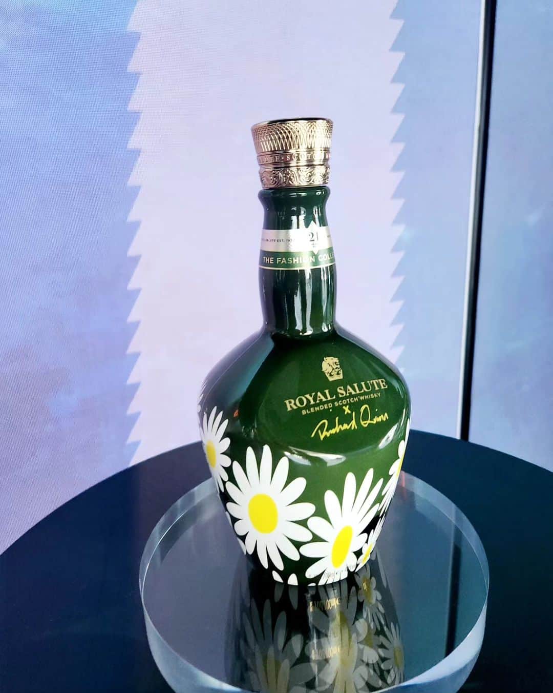 ヘリム さんのインスタグラム写真 - (ヘリム Instagram)「The Richard Quinn Edition - Royal Salute Scotch Whisky @royalsalute @richardquinn 👏」10月5日 14時59分 - wg_lim