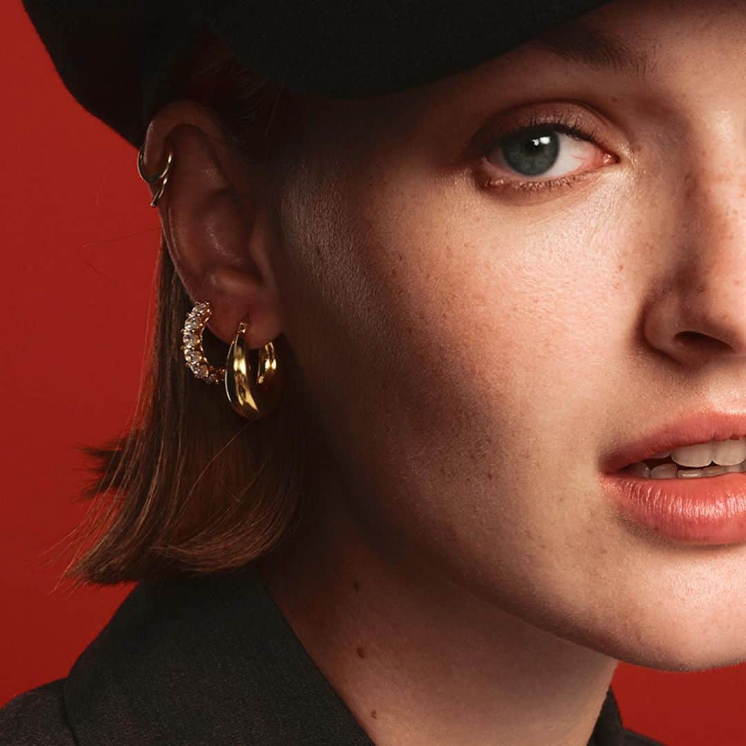 マンデーエディションさんのインスタグラム写真 - (マンデーエディションInstagram)「STAY GOLD ✨ 먼데이에디선의 골드빛 캡슐 컬렉션   이번 가을, 일상과 하나가 될 스네이크체인 제품들과  후프 이어링을 선보입니다.  세련되고 미니멀한 골드색상 아이템들로  스타일을 완성시켜보세요.  ✨공홈과 더블유컨셉 동시 선오픈 - 15% 할인 이벤트중  #먼데이에디션 #mondayedition  #뱀줄목걸이 #후프이어링 #snakechain #hoopearrings」10月5日 15時00分 - mondayeditionseoul