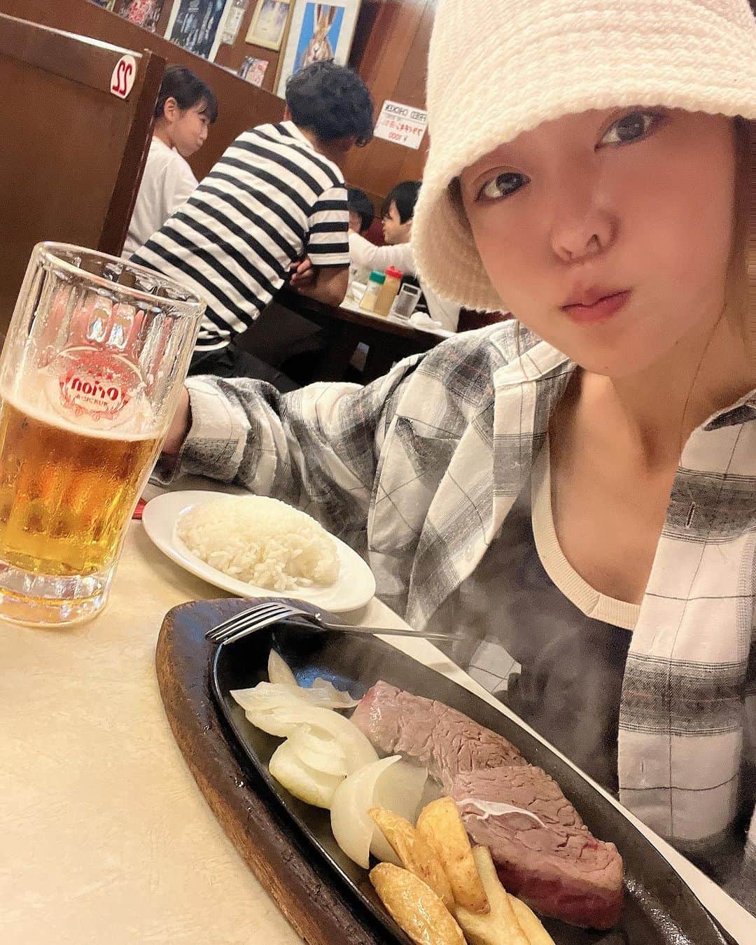 吉野七宝実のインスタグラム：「遅めの夏休みにいたしまして、沖縄に来てます。  肉食ってチャージ満タン！  明日は沖縄の人と合流して釣りしてくる〜！」