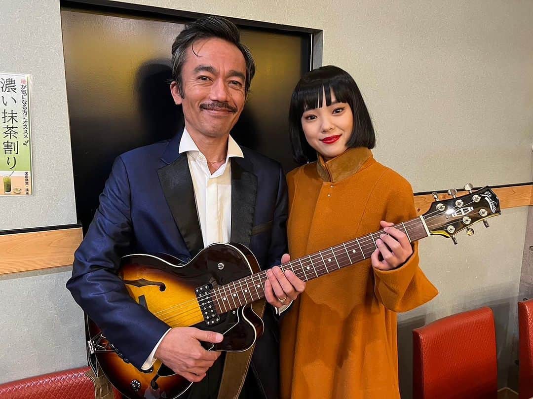 中山来未のインスタグラム：「『白鍵と黒鍵の間に』  10/6 明日公開となりました！  三木さん役の高橋和也さんとのシーンが多く高橋さんは現場でギターをずっと演奏されてたのが印象的でした！ その姿はオンもオフもずっとバンマスの三木さんでした。本当にかっこよかったです。  本当に学びが多く 素晴らしい、監督、スタッフさん、役者の皆さんとご一緒できたことが私の財産となりました  これからも突き進んでいきたいです  是非、劇場でご覧ください🪽」