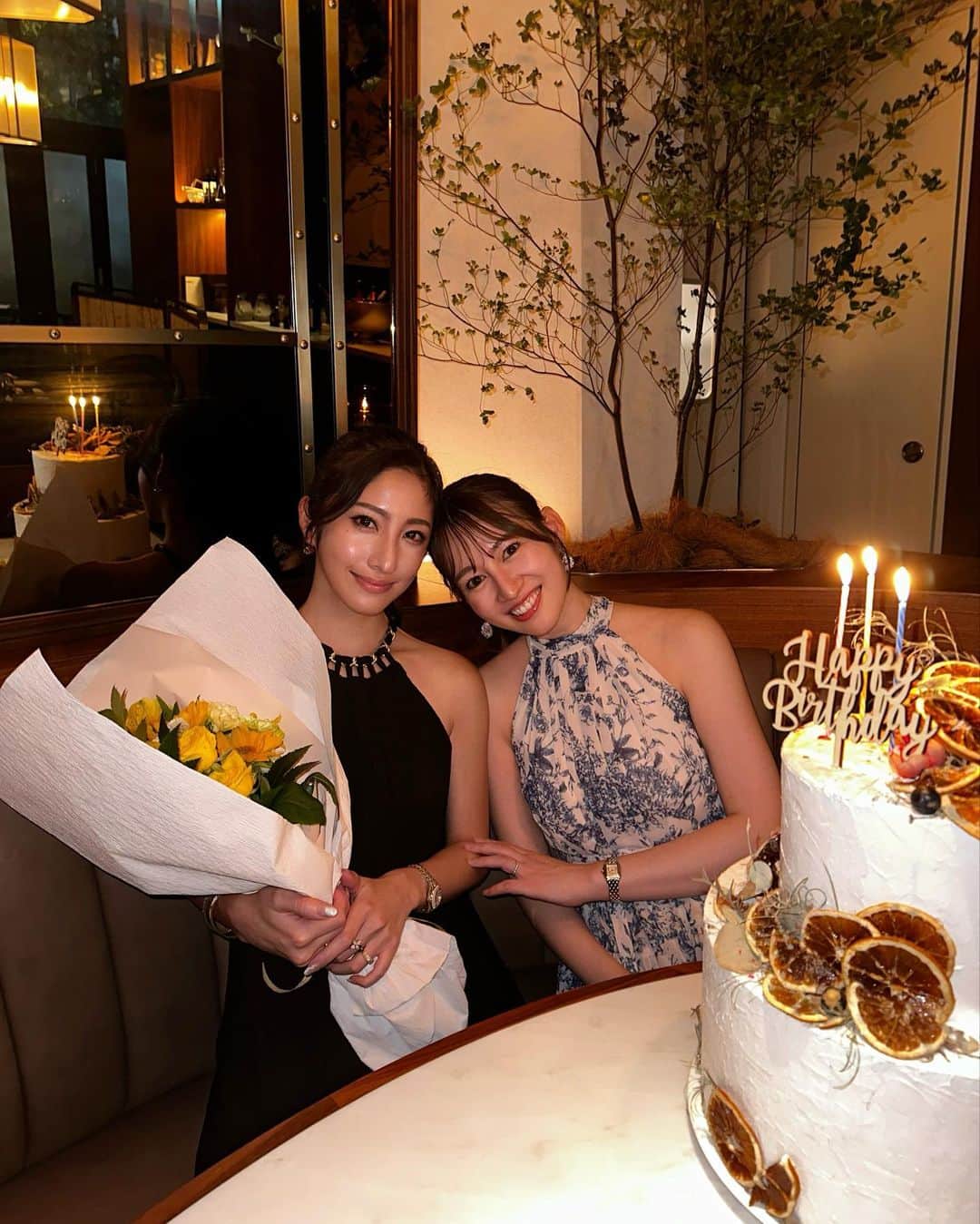 雨宮みずきさんのインスタグラム写真 - (雨宮みずきInstagram)「📍 @toranomonedition  🍽🇮🇹🗽 @scarpettatokyo   ななちゃん お店の予約もお祝いもありがとう🥹🥲🤍 いつもランチが多かったけど 夜にお酒を飲みながらゆっくりするのは 久しぶりすぎた☺️💕💕 特大ケーキも映えすぎる😍🎂🧁🍰✨✨  @shiggytokyo さんが 2人の写真たくさん撮ってくれました😆❣️ ありがとうございます🙇‍♀️✨  お料理も美味しいし お店の雰囲気もサービスも最高すぎる NY発のモダンイタリアン @scarpettarome とくにトマトのパスタが美味しいの🥹 次は大盛り食べたい〜🤤🍝 エスプレッソマティーニ🍸☕️も オススメ🥴😊🤍🤍🤍 コーヒーやお酒が苦手でも 美味しいからグビグビ飲めちゃうやつ🤭  2人が着てるワンピースは @_estella.k_ のワンピース👗です🤍  #scarpettatokyo #scarpettanyc #スカルペッタ #スカルペッタ東京 #toranomonedition #虎ノ門エディション」10月5日 20時33分 - ammymzk0926